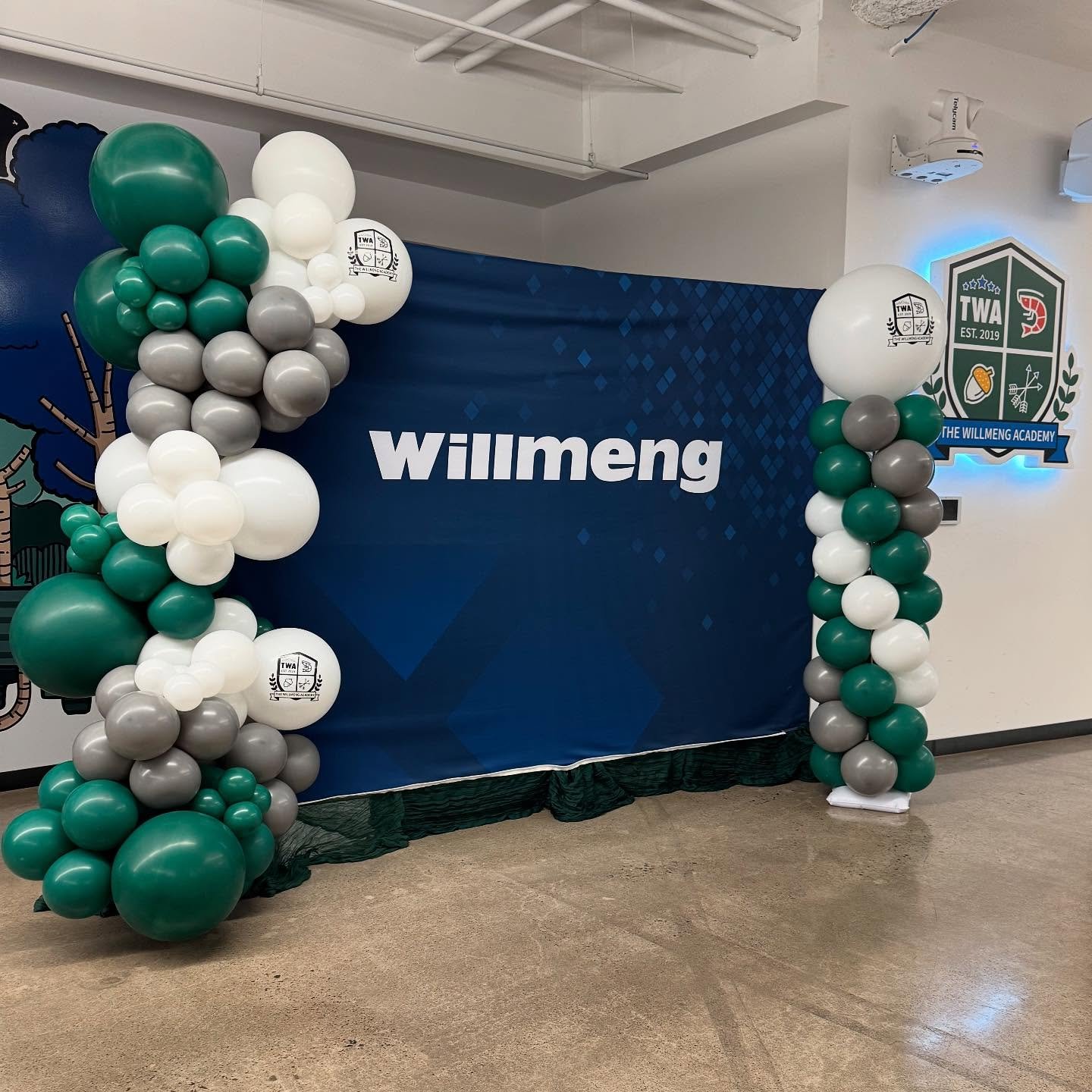 Want to add a logo, design or personalization to your balloons for your next event? No problem! 🎈 

#balloongarlands #azballoondesign #organicballoongarlands #ballooncolumns #companyevents #customballoondesigns #ybb #yourballoonbesties