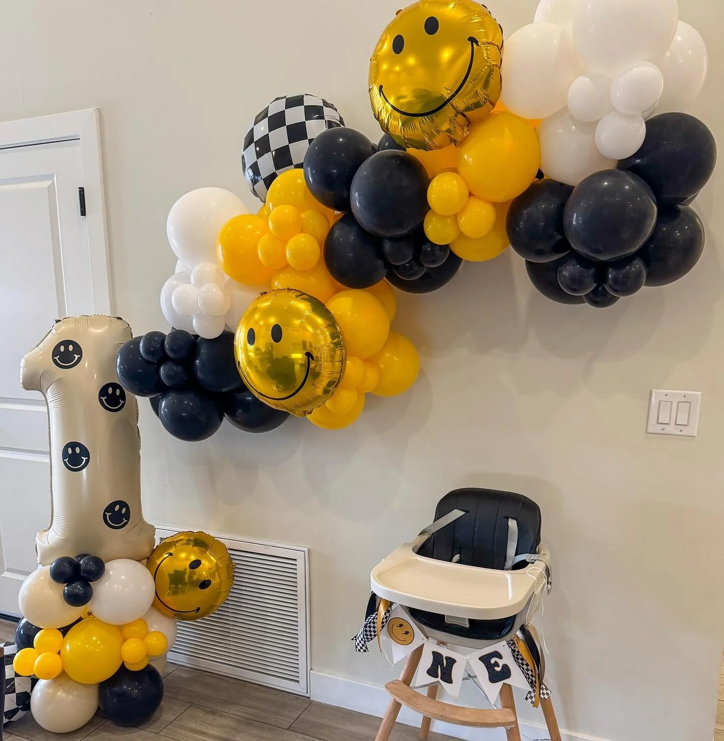 🙂NE HAPPY DUDE 

#firstbirthday #onehappydude #balloongarland #numberstackballoons #kidsbirthdayparties #balloondecor #letscelebrate #organicballoongarlands #chandleraz #ybb #yourballoonbesties