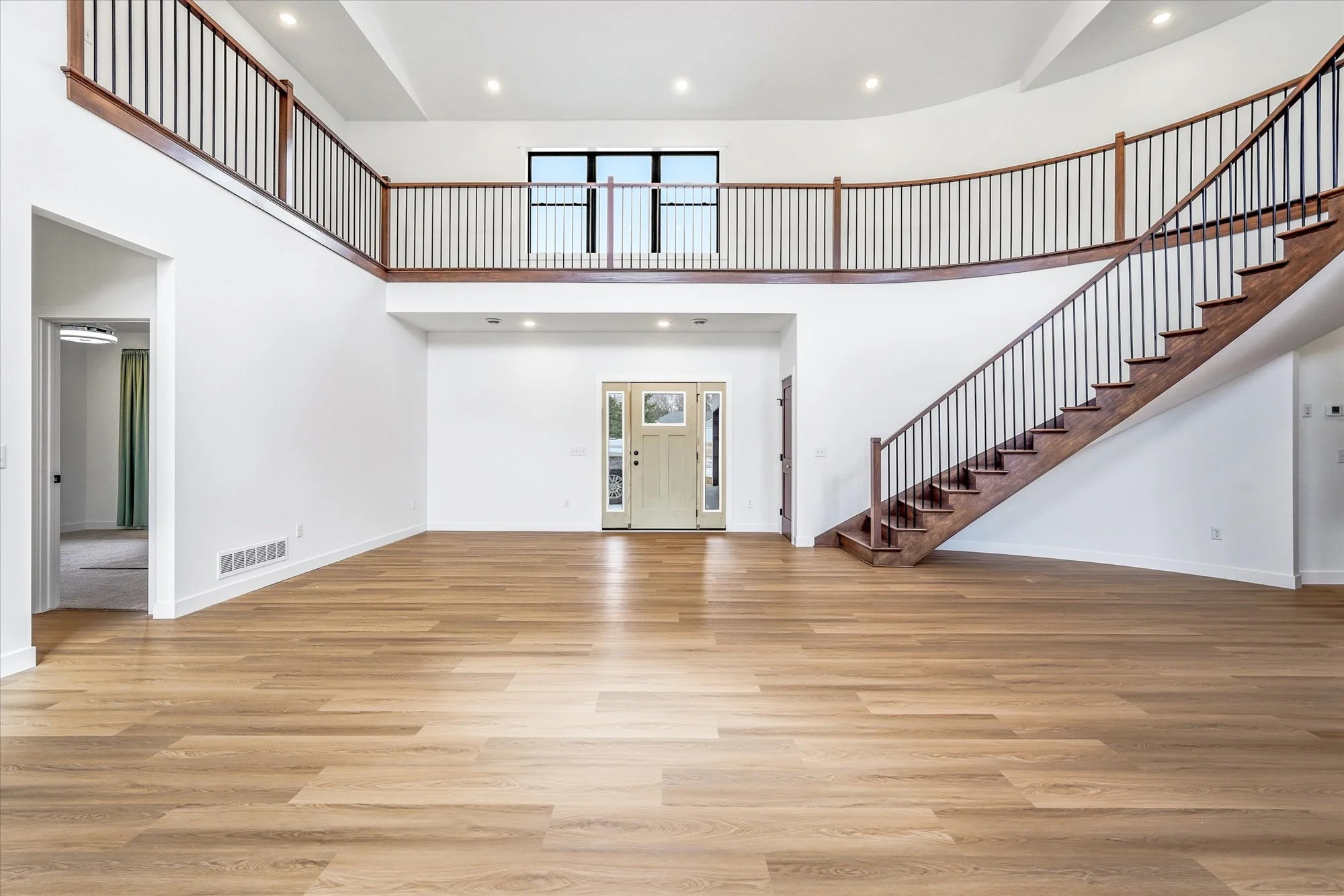 09-233rd Ave NE-3.jpg