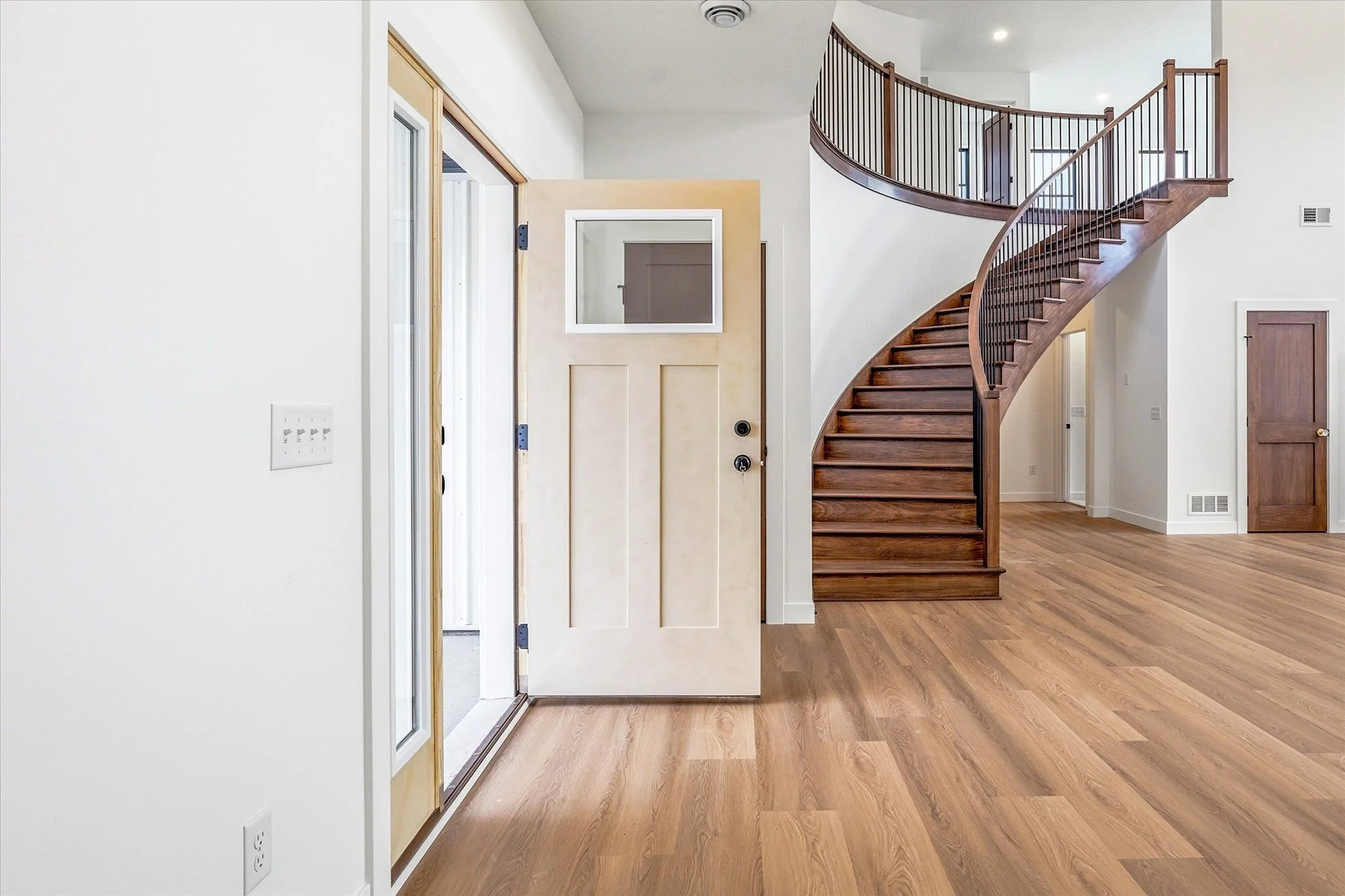 08-233rd Ave NE-2.jpg