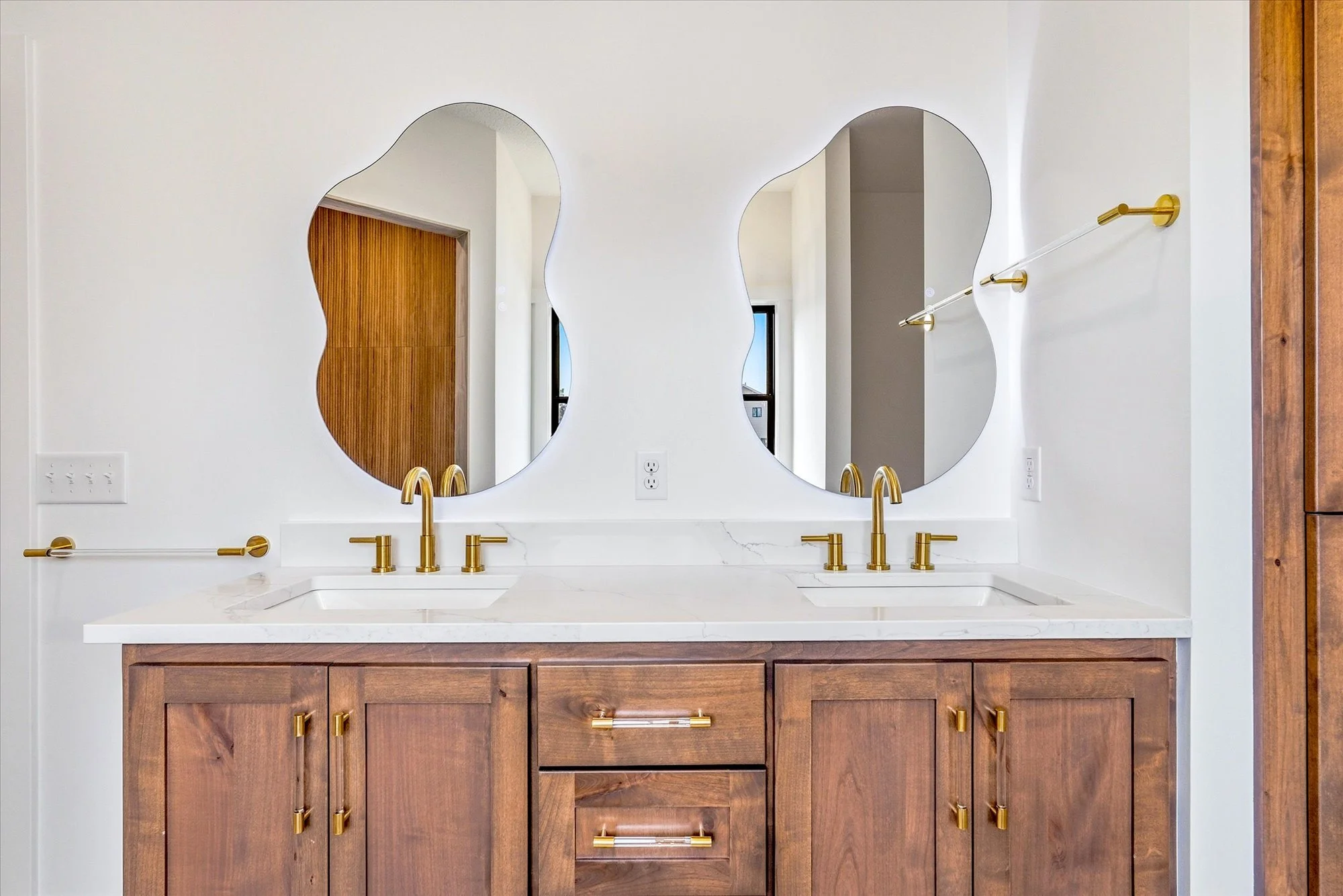 35-233rd Ave NE-29.jpg