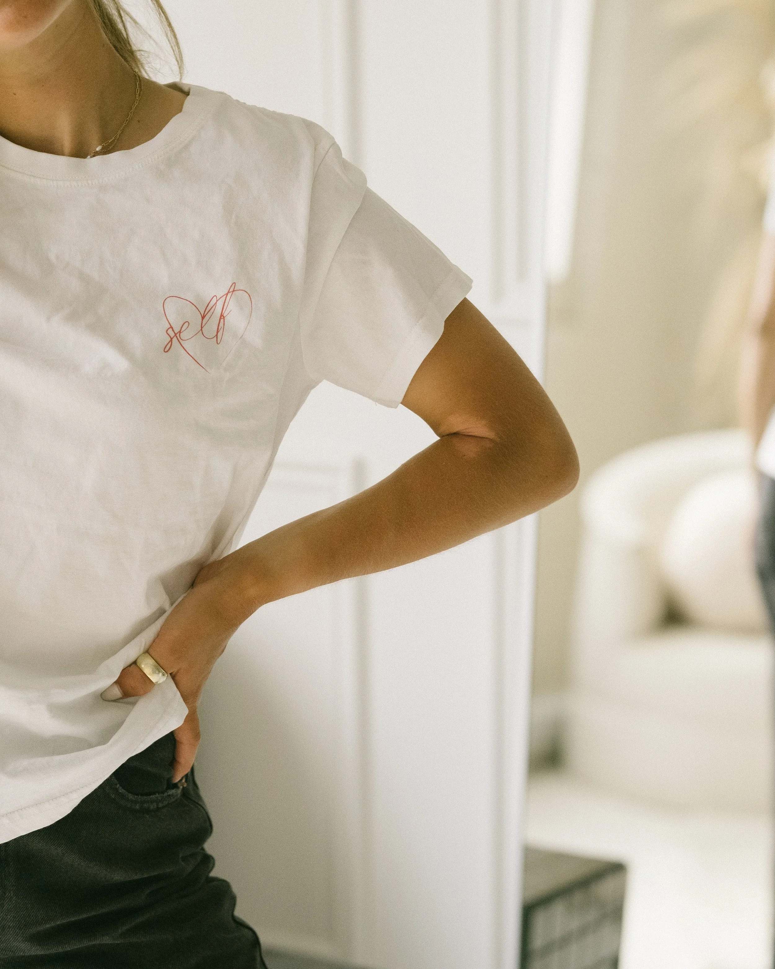Frau im weißen T-Shirt, die nur ihren Ellenbogen zeigt