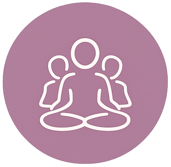 Symbol für Meditation oder Achtsamkeit mit drei Figuren in sitzender Meditationshaltung auf lila Hintergrund.