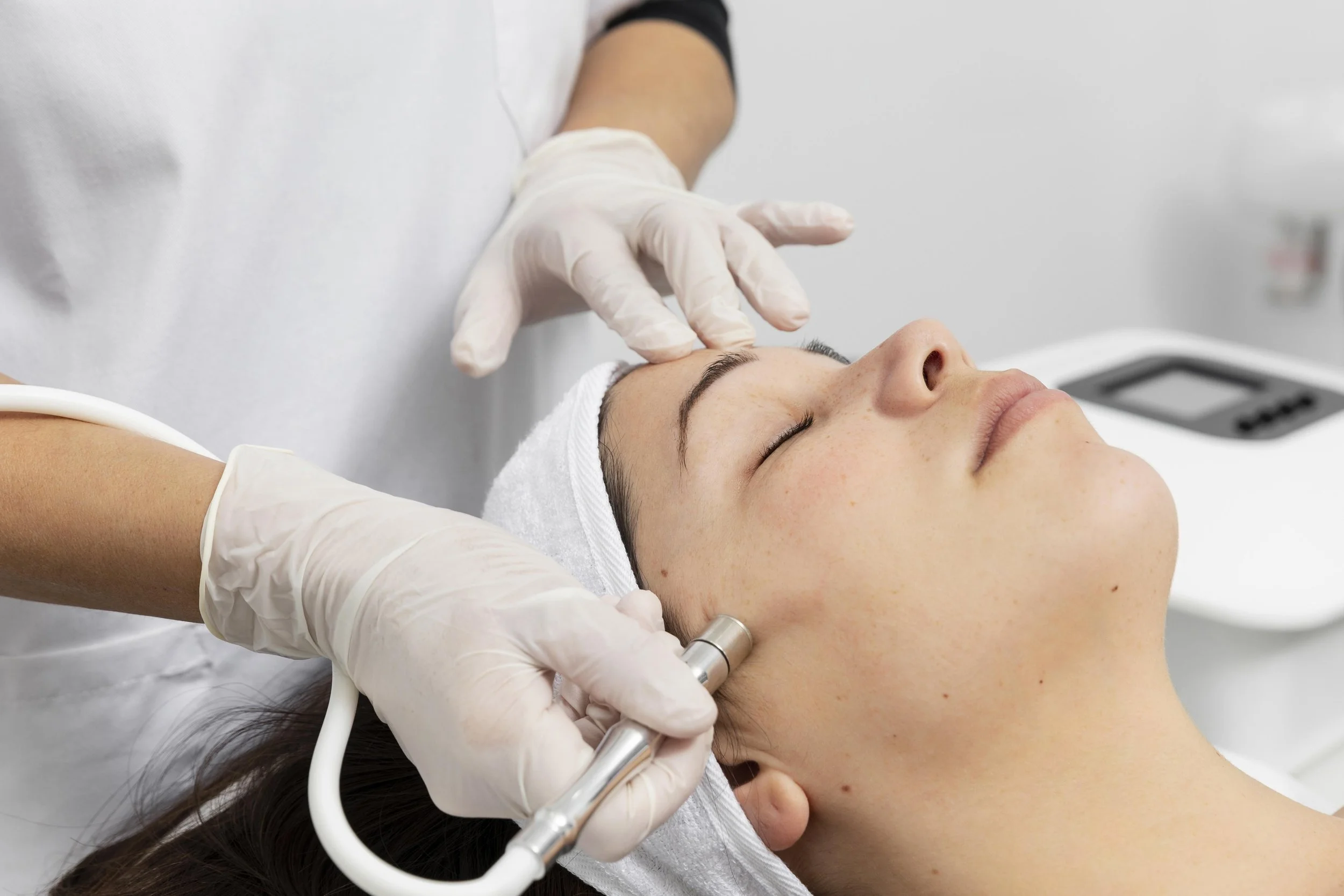 client getting hydrafacial service, hydrafacials in smithtown