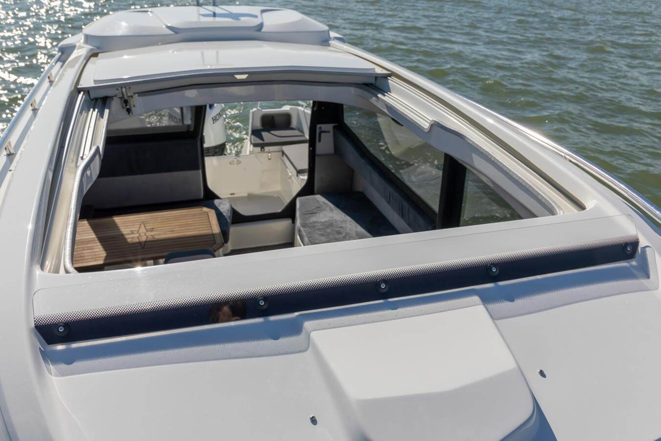 tg-7.9-boatclub-berlin-seating-area.jpg