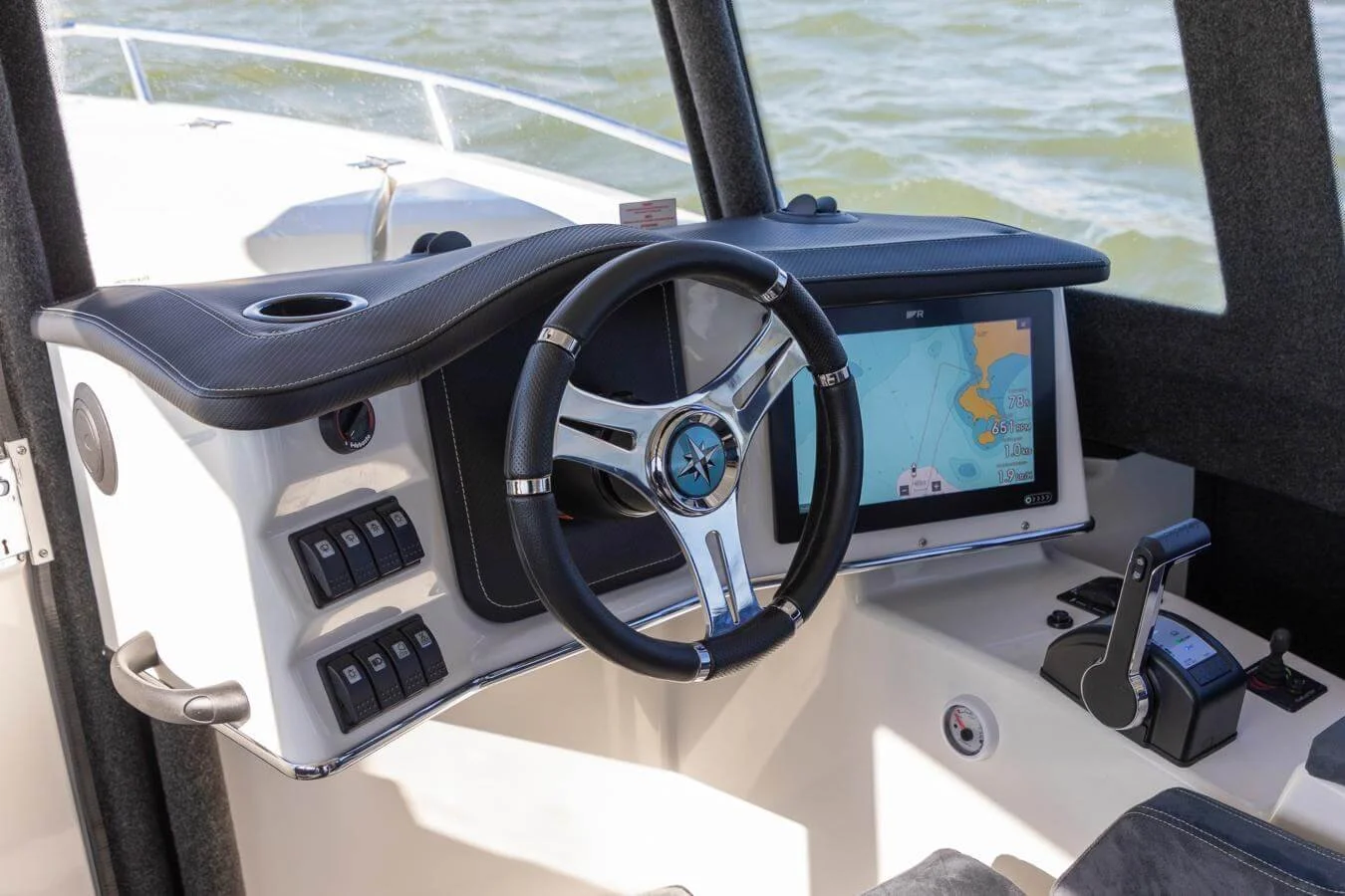 tg-7.9-cockpit-view-boatclub-berlin.jpg