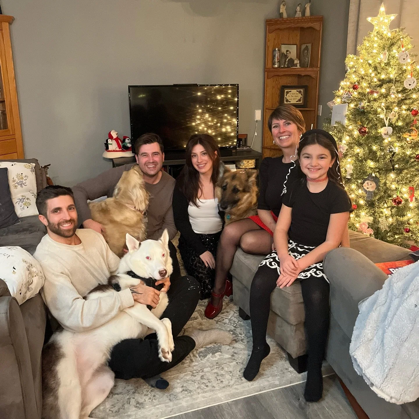 Merry Christmas! Joyeux No&euml;l from our family to yours 🤍🎄