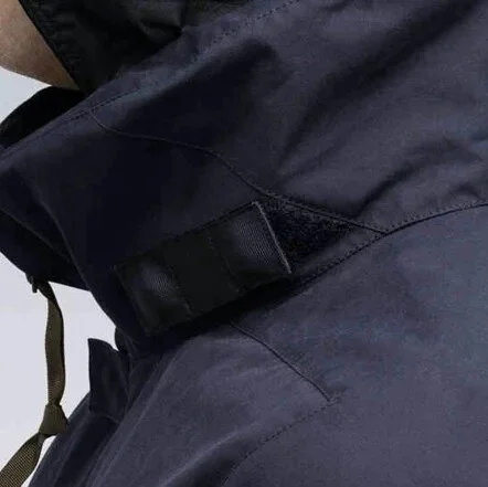 bệ velcro ngưng ở mép chỉ xéo thay vì tạo thành hình chữ nhật như các sản phẩm khác