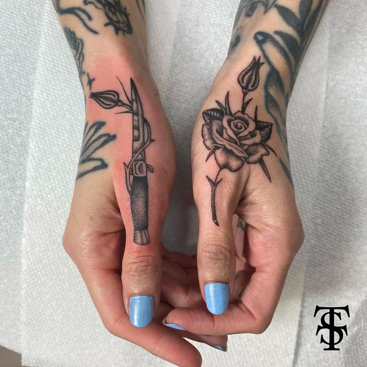 Some hand tattoos by @electric.jenn 🌹
&bull; Jenn is in the shop Wednesday - Saturday, you can DM her to set up any appointments! 🗡️ &bull; 

#taylorsttattoo #taylorstreettattoo #tst #tattoo #tattooshop #tattooartist #chicago #chicagotattoo #chicag