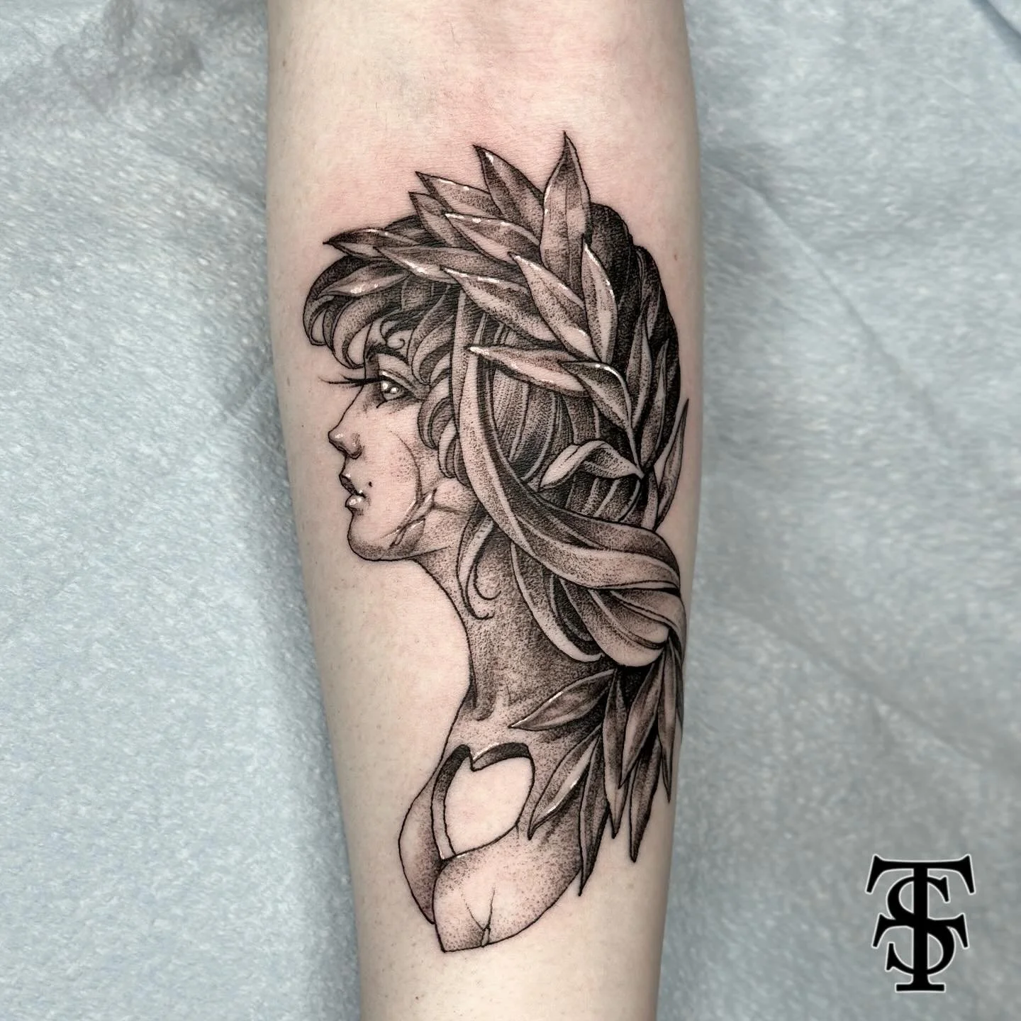 Done by @lustandconsume 
&bull; Phil takes walk-ins Monday - Wednesday, appointments on other days! You can DM Phil to set up any appointments &bull; 

#taylorsttattoo #taylorstreettattoo #tst #tattoo #tattooshop #tattooartist #chicago #chicagotattoo