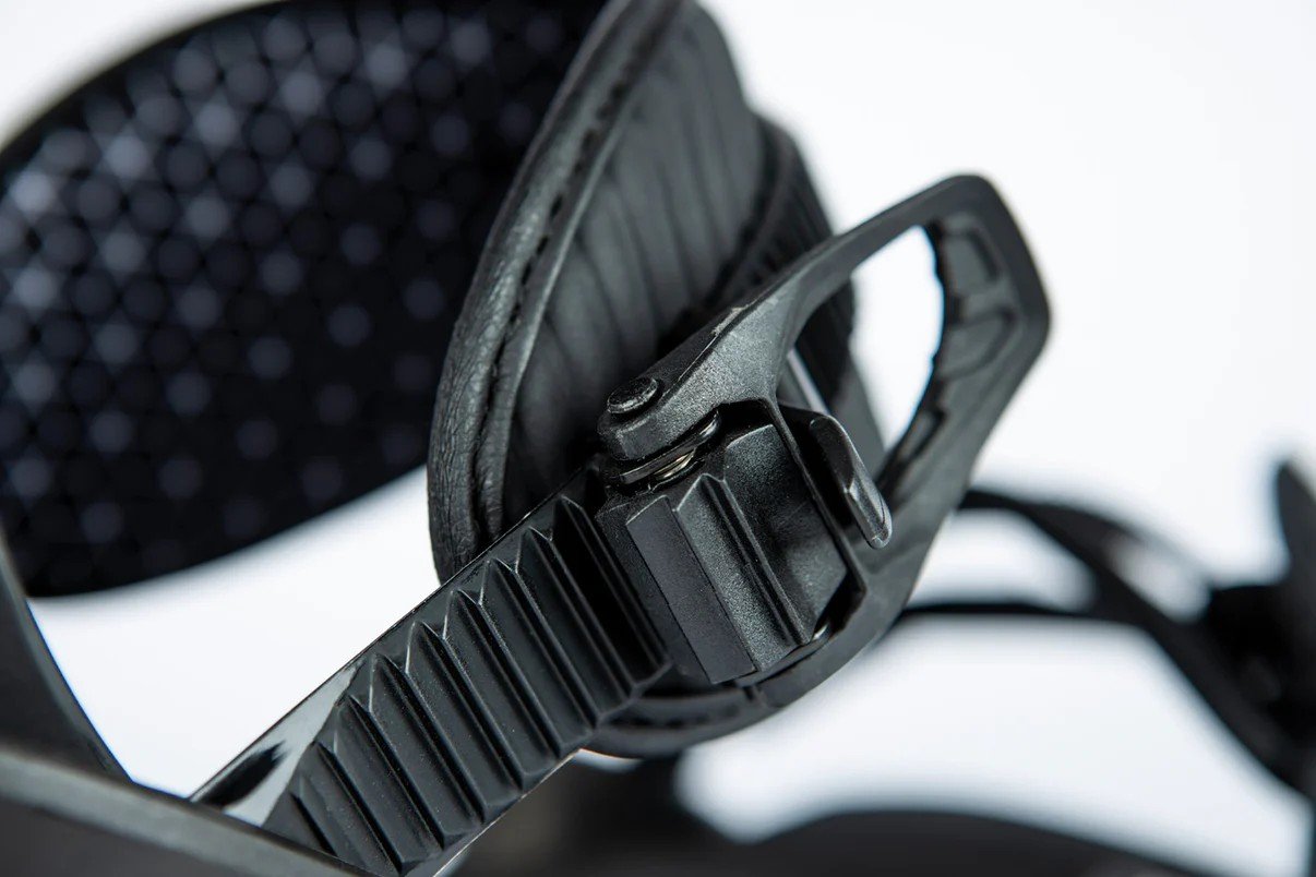836472-001_Charger_Black_Detail-1_da237a63-5ab6-470e-906a-914e79ada604.jpeg