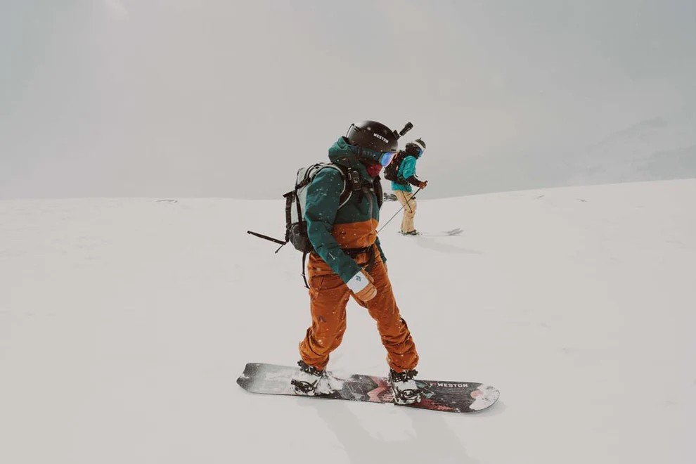 2425-Weston-Eclipse-Snowboard-r-Claire-Hewitt-Demeyer-p-Carly-Finke-3.jpeg