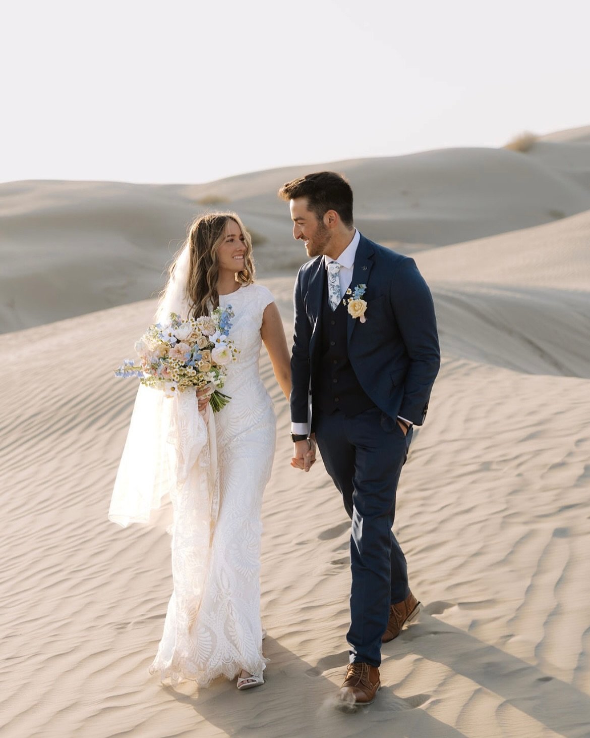 Loving the sand dunes and roses combo for Lisa &amp; Justin!

#utahbridal #utahweddingphotographer #utahweddingflorist #utahflorist #weddingflorist #weddingflowers #2025bride #springweddings #flutterflorals