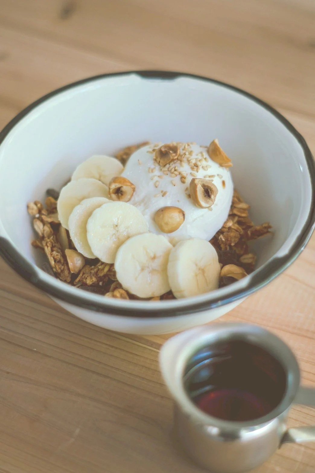 グラノーラ、バナナ、ナッツ