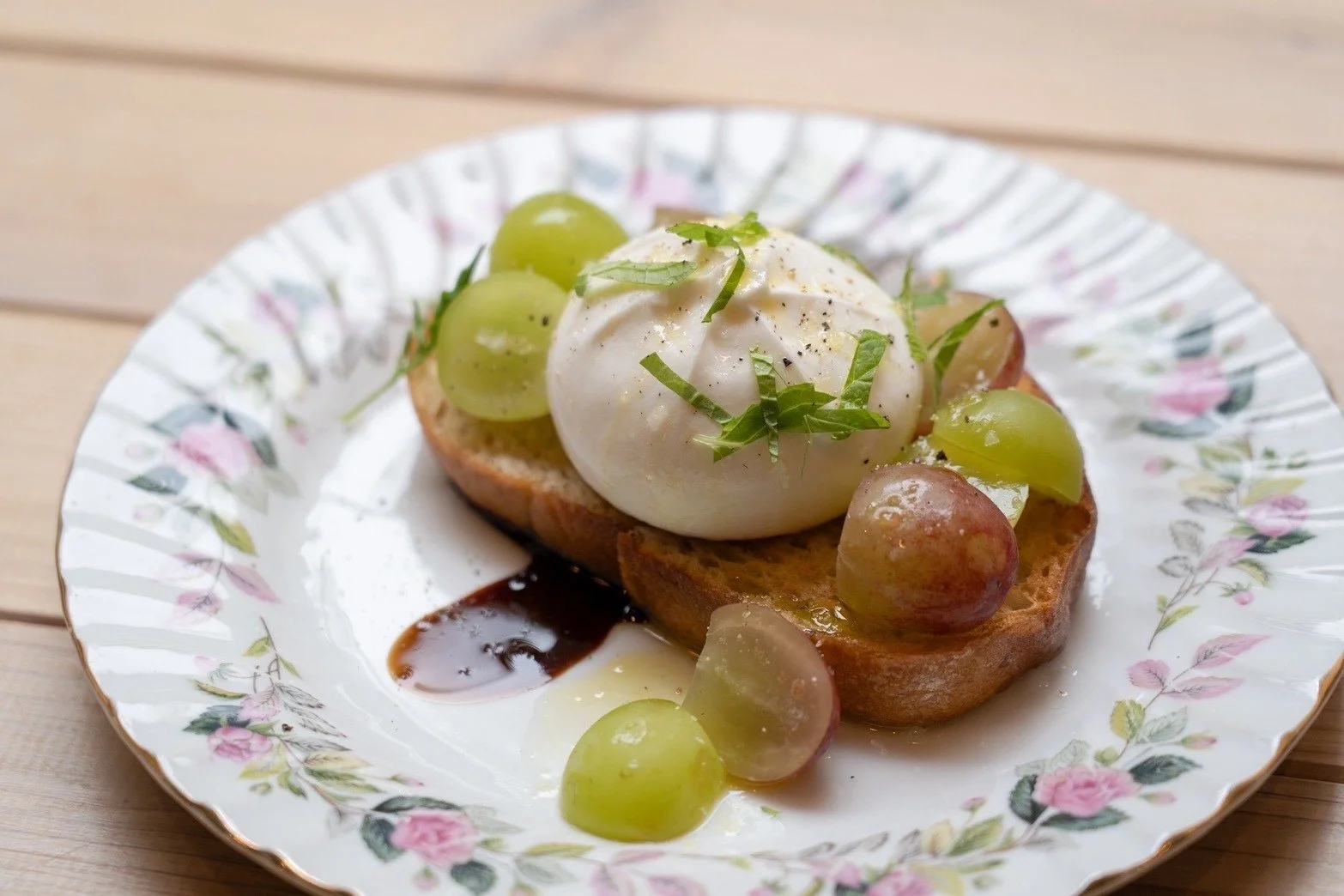 イタリアンブラータ、季節のフルーツ、田舎パン　