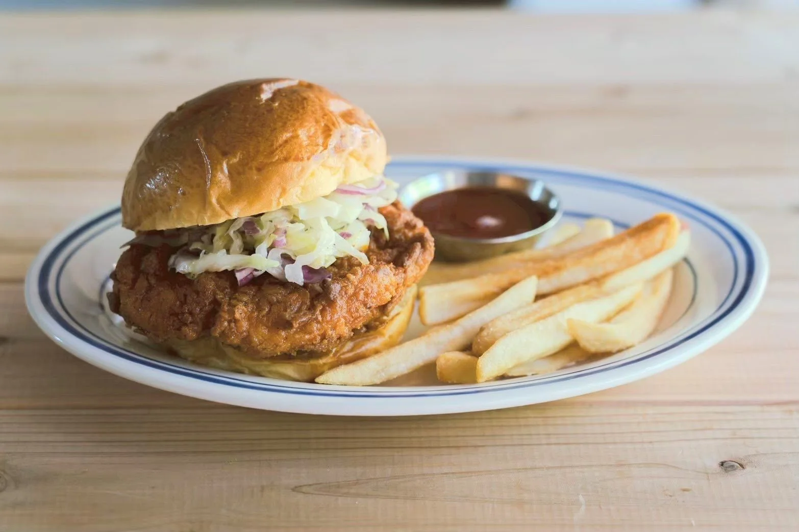 チキンサンドイッチとフライドポテトのプレート