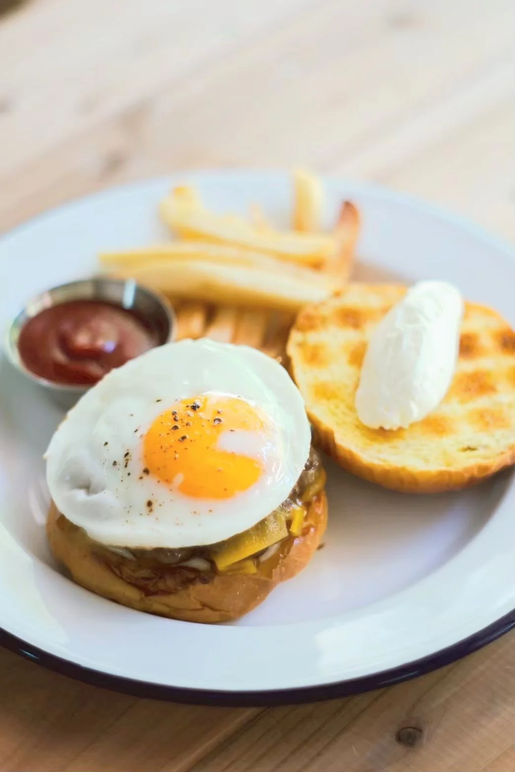 サンドイッチ、ポテト、サニーサイドアップ