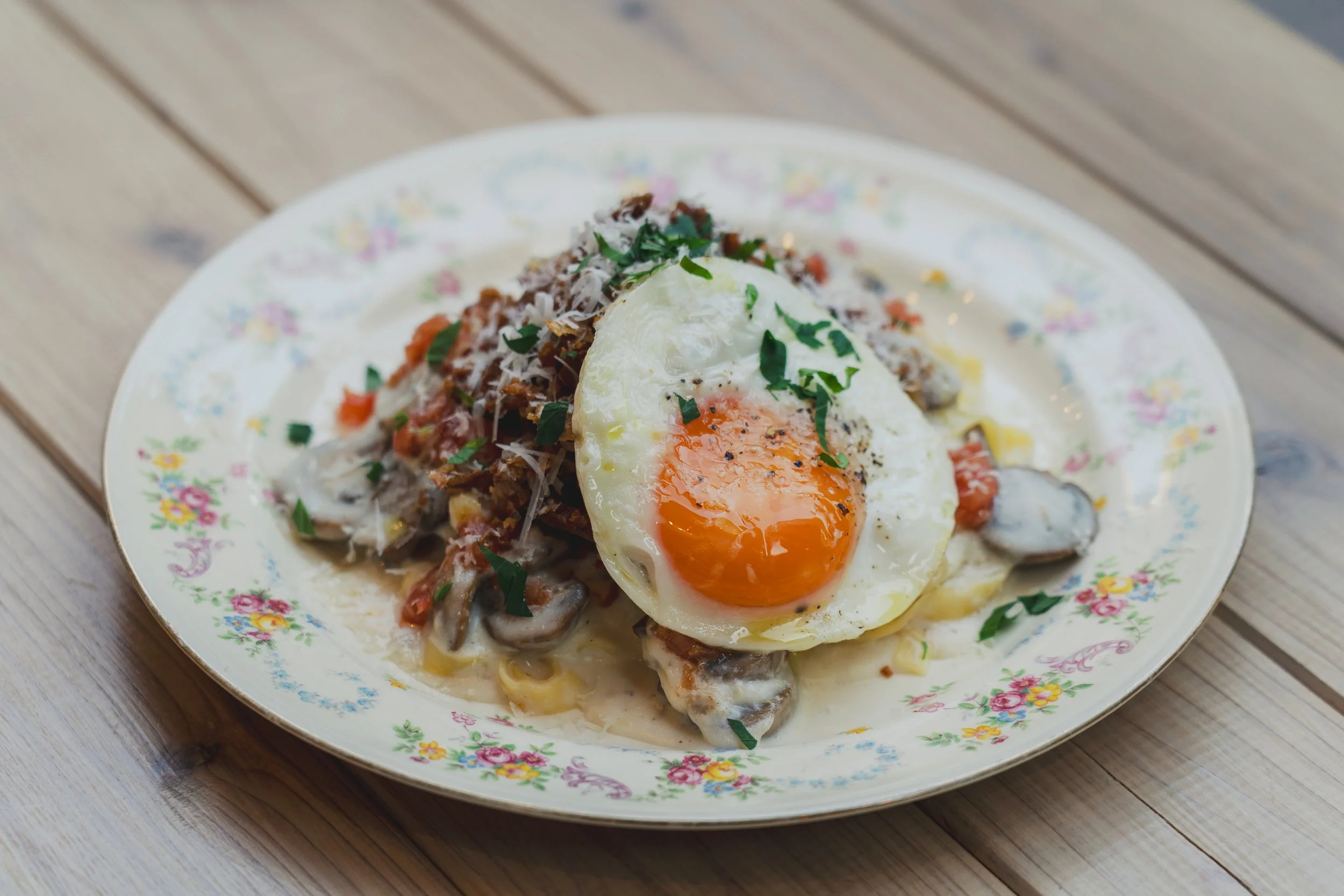  pulled pork, fried egg, white sauce, tagliatelle