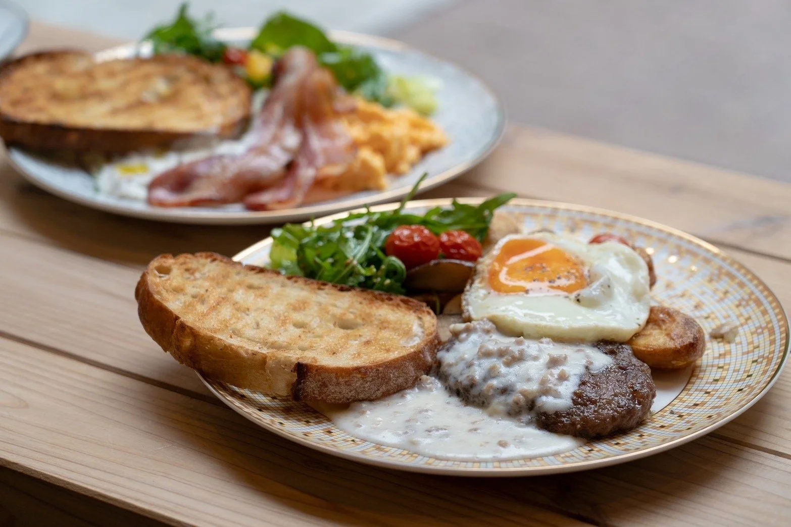 パン、ベーコン、スクランブルエッグ、青菜 