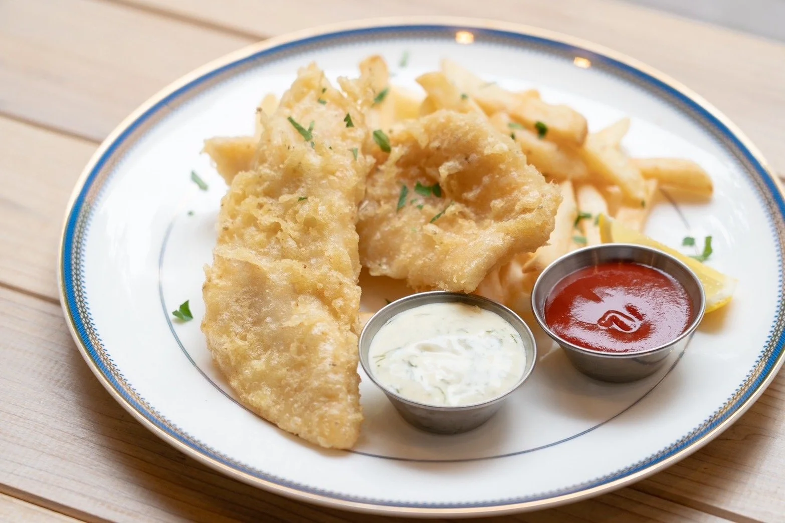 白身魚、フライドポテト、ランチドレッシング、レモン