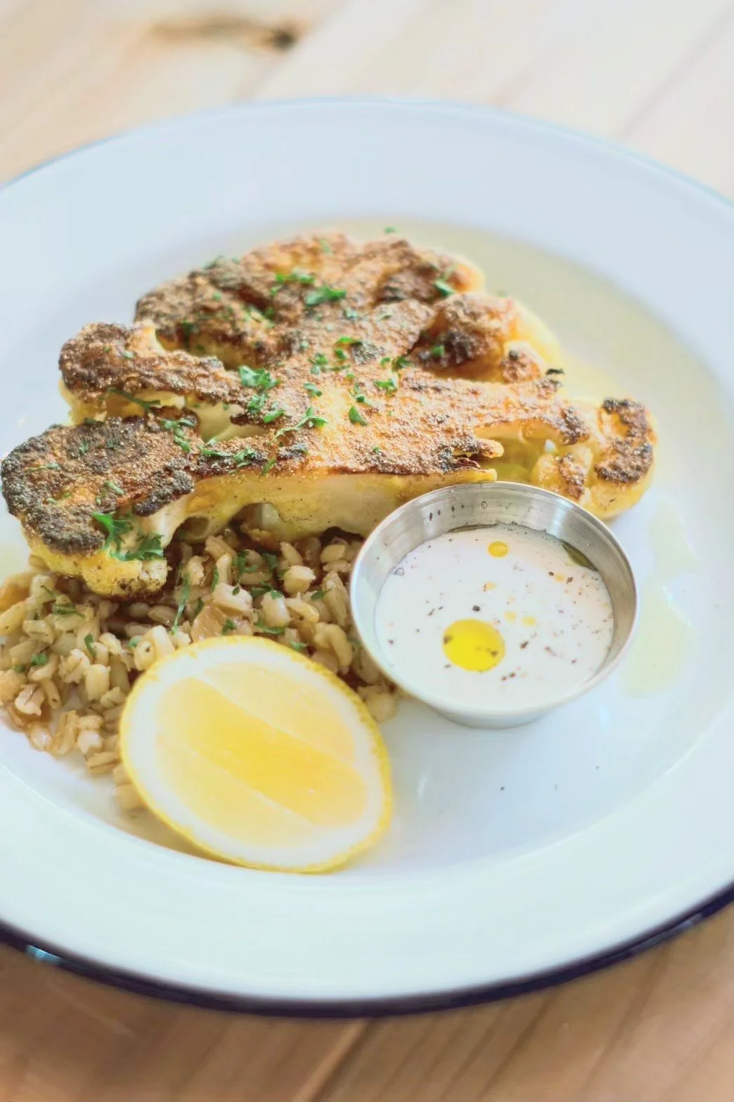 カリフラワーのグリル、レモン、大麦サラダ 