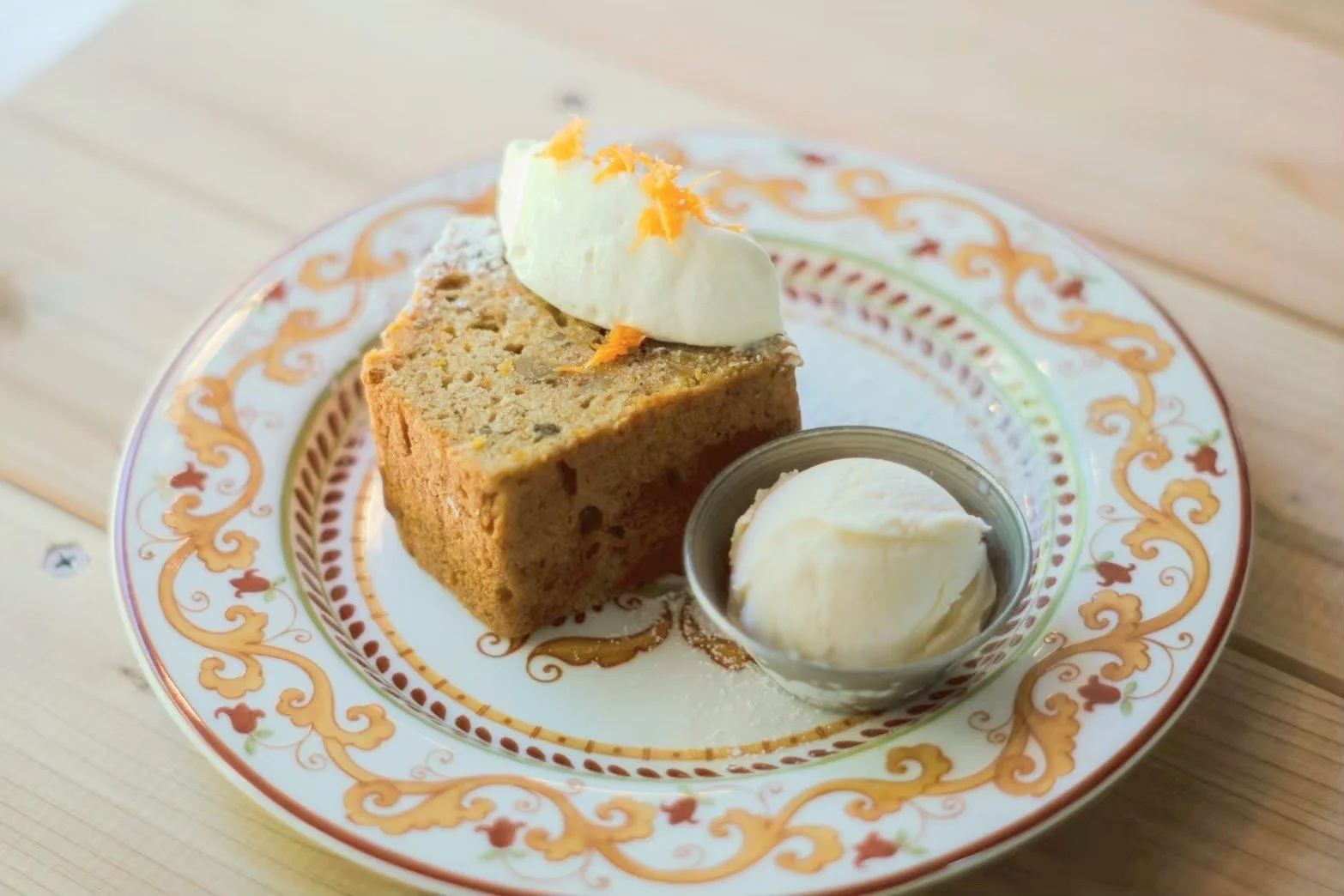 キャロットケーキにバニラジェラートを添えて
