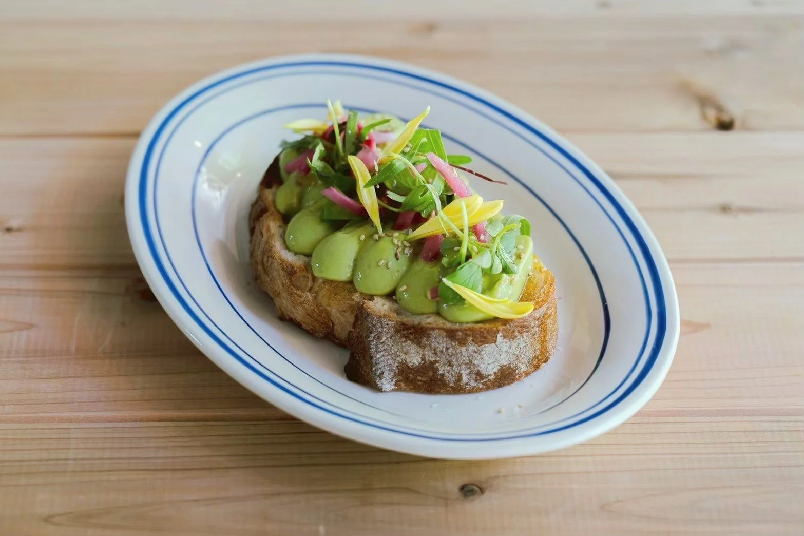 アボカドペースト入りトースト