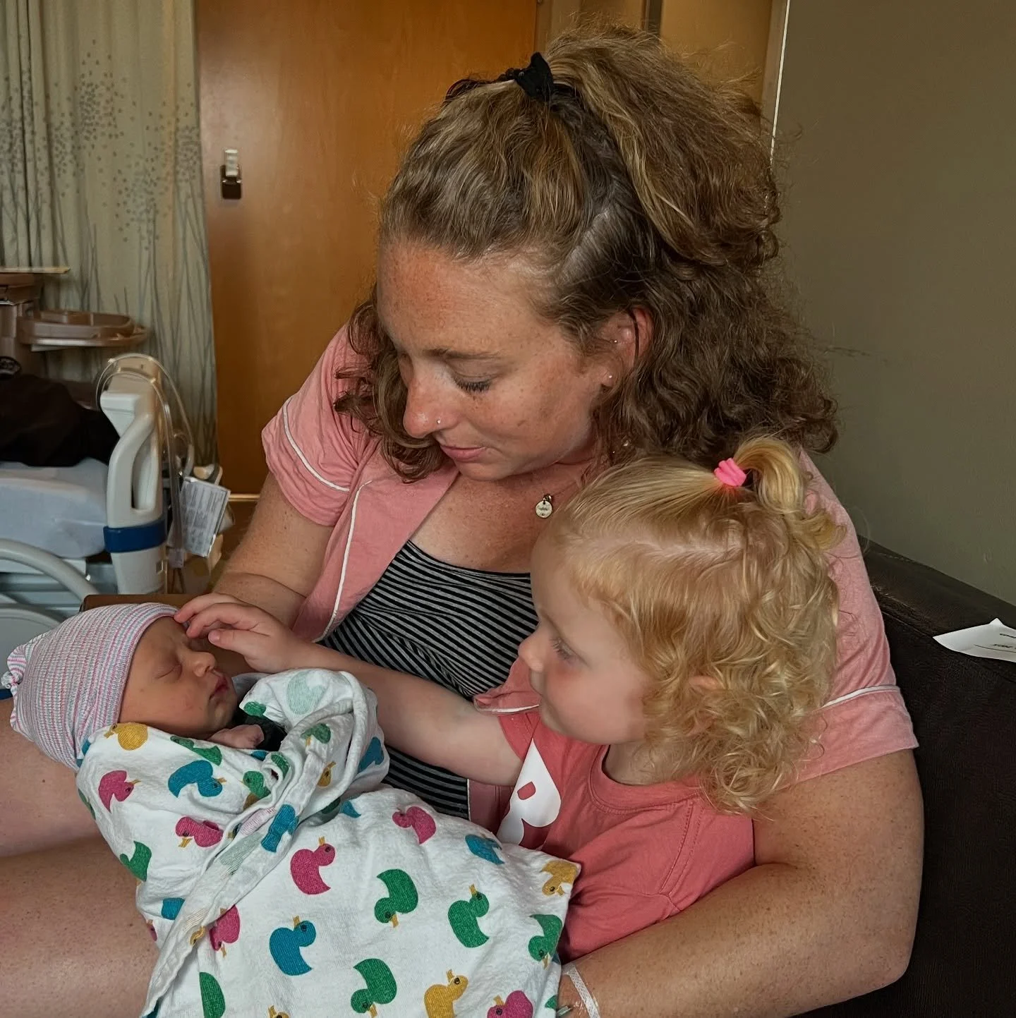A few weeks ago, I gave this mama her final cut before baby. Today, she sent me a photo holding her newborn—with her beautiful daughter by her side—and I felt it deep in my chest.
Aren’t they lovely? ๐
Postpartum hair loss is more