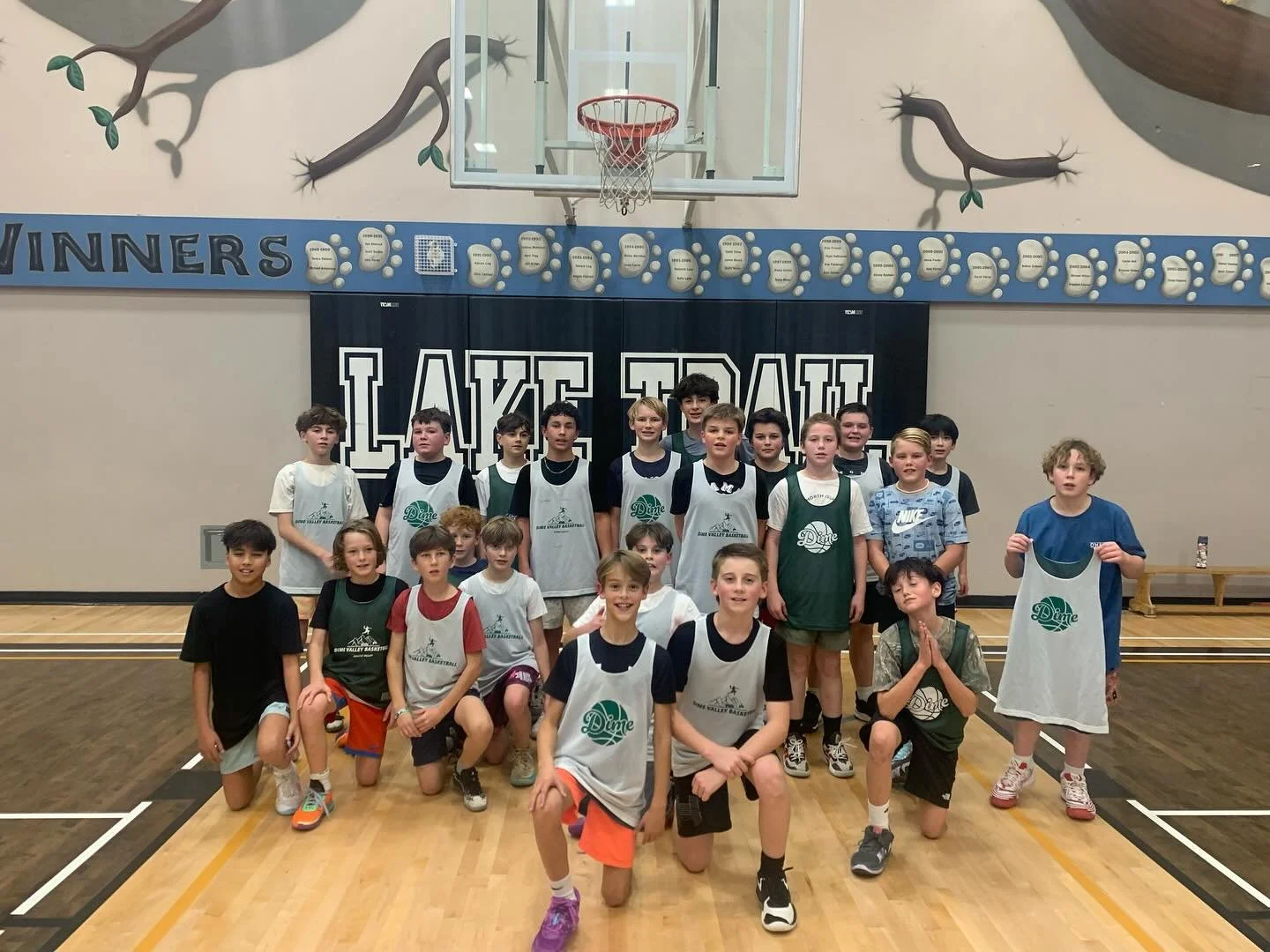 Our fams are built different 💪👀 
Feat. half our squads 1/2 📸

Fall we step back and lock in on skills, drills and compete level to work on becoming more complete players ready for the winter and spring teams ahead ⛹️⛹️&zwj;♀️

Winter City League a