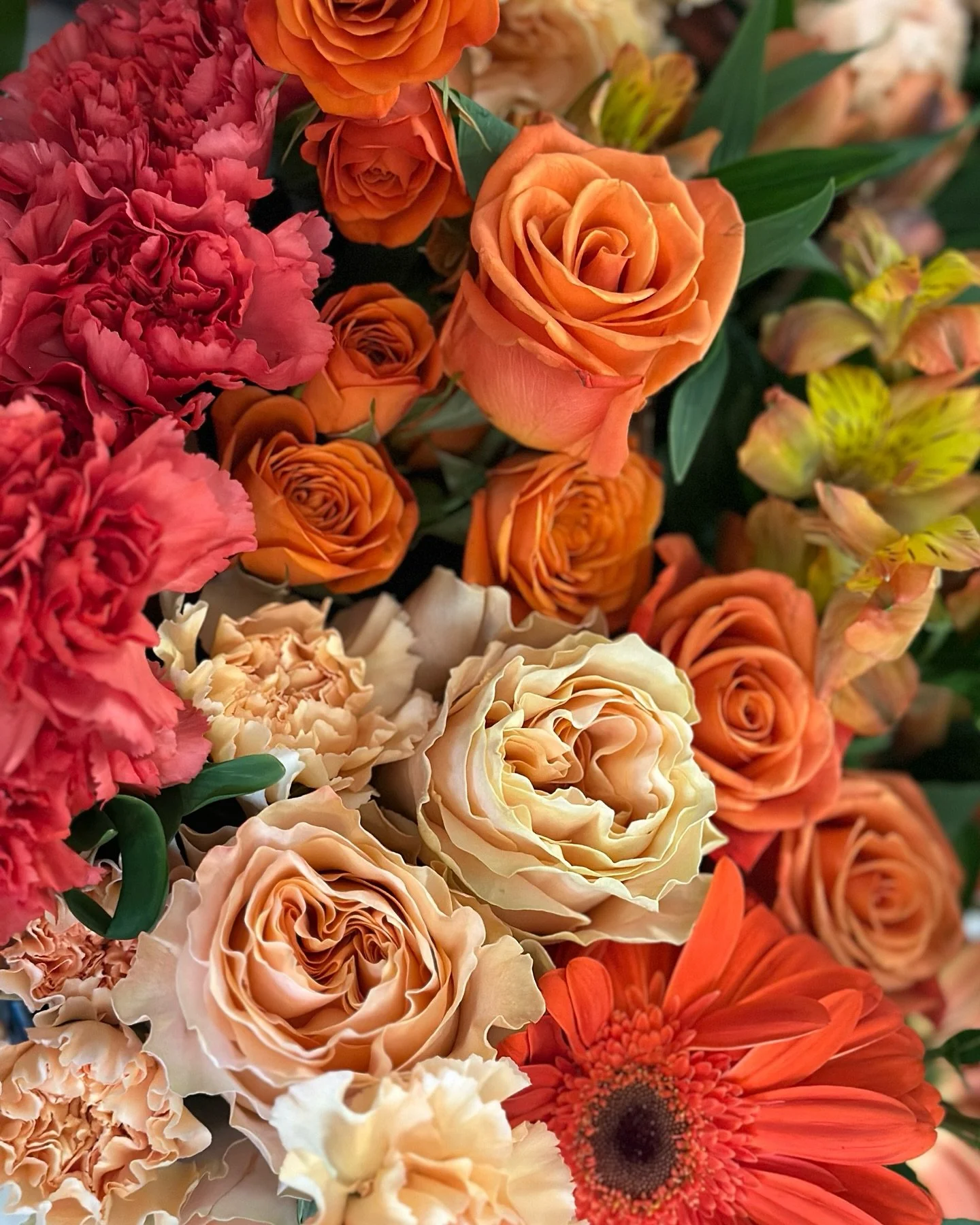 Happy Sunday! Bring joy home with luxury flowers delivered straight to your door! Choose from weekly, biweekly, or monthly flower subscriptions and let The Floral Curator keep your space stylish, fresh, and full of blooms. Sign up today through the l