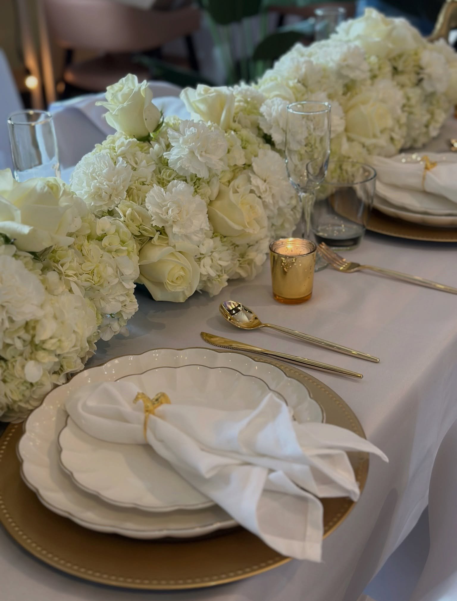 A beautiful table sets the tone.

For this Kentucky Derby-inspired dinner, we paired classic white florals with warm candlelight and gold accents to create a setting that felt elegant, welcoming, and effortlessly timeless.

The kind of table that mak
