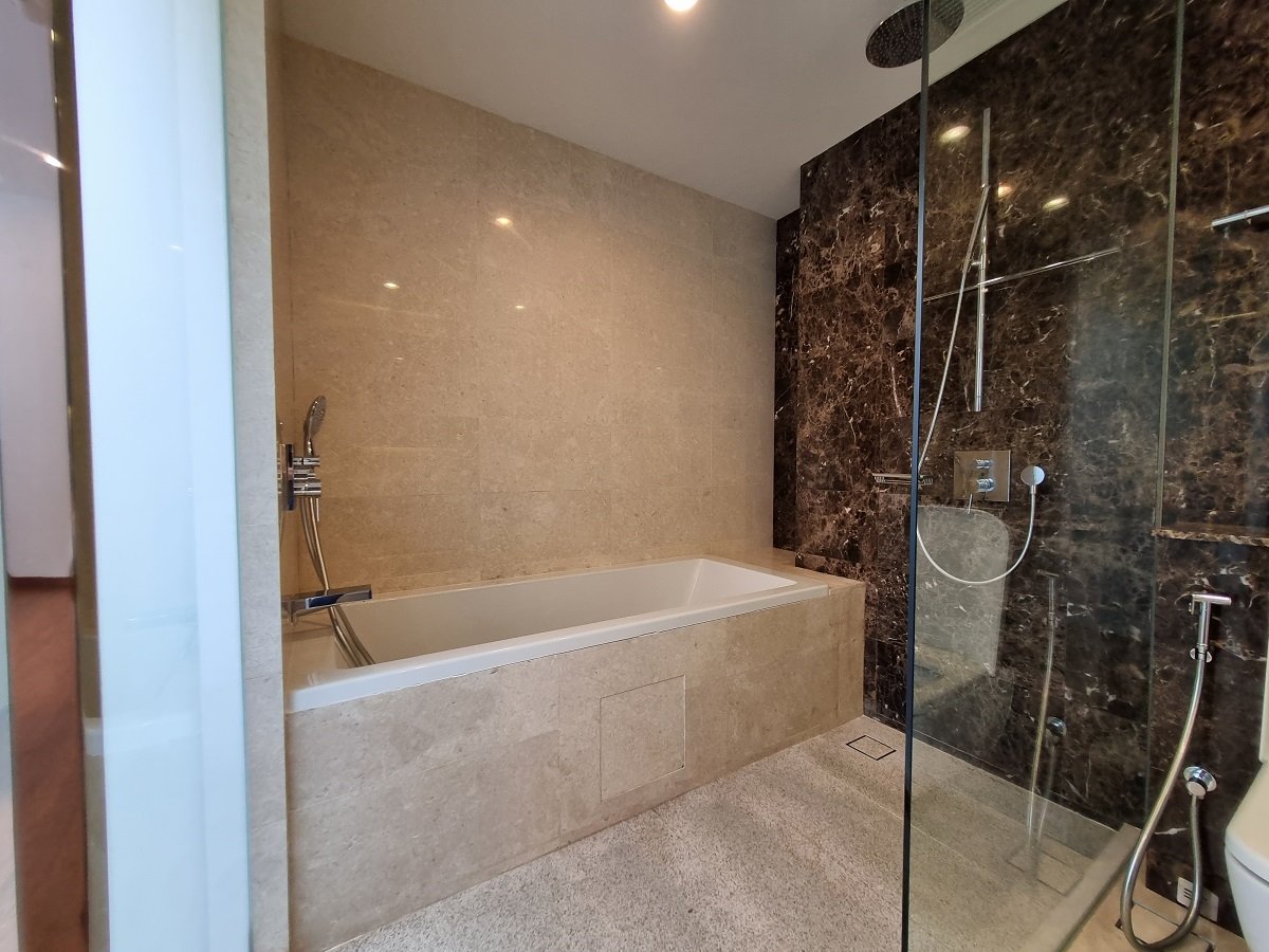 Level 2-Master Bath(Pic3).jpg