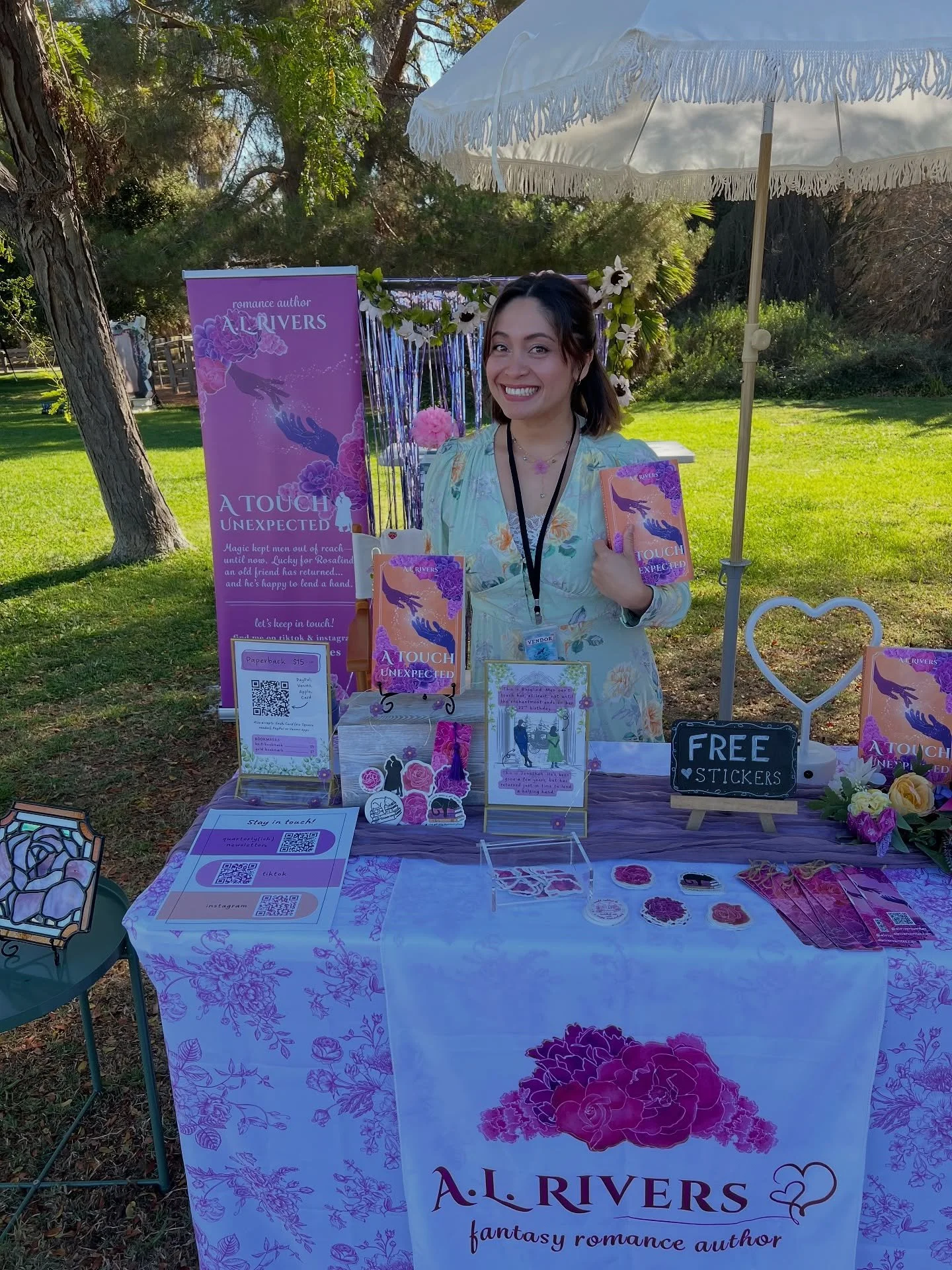 Had an absolute blast at the @enchantedrealmsbookfestival this past Saturday in LA! I had so much fun hanging out with fellow fantasy lovers!

I got to meet so many fun and friendly readers ☺️ And y&rsquo;all, this was the first time I got to chat wi