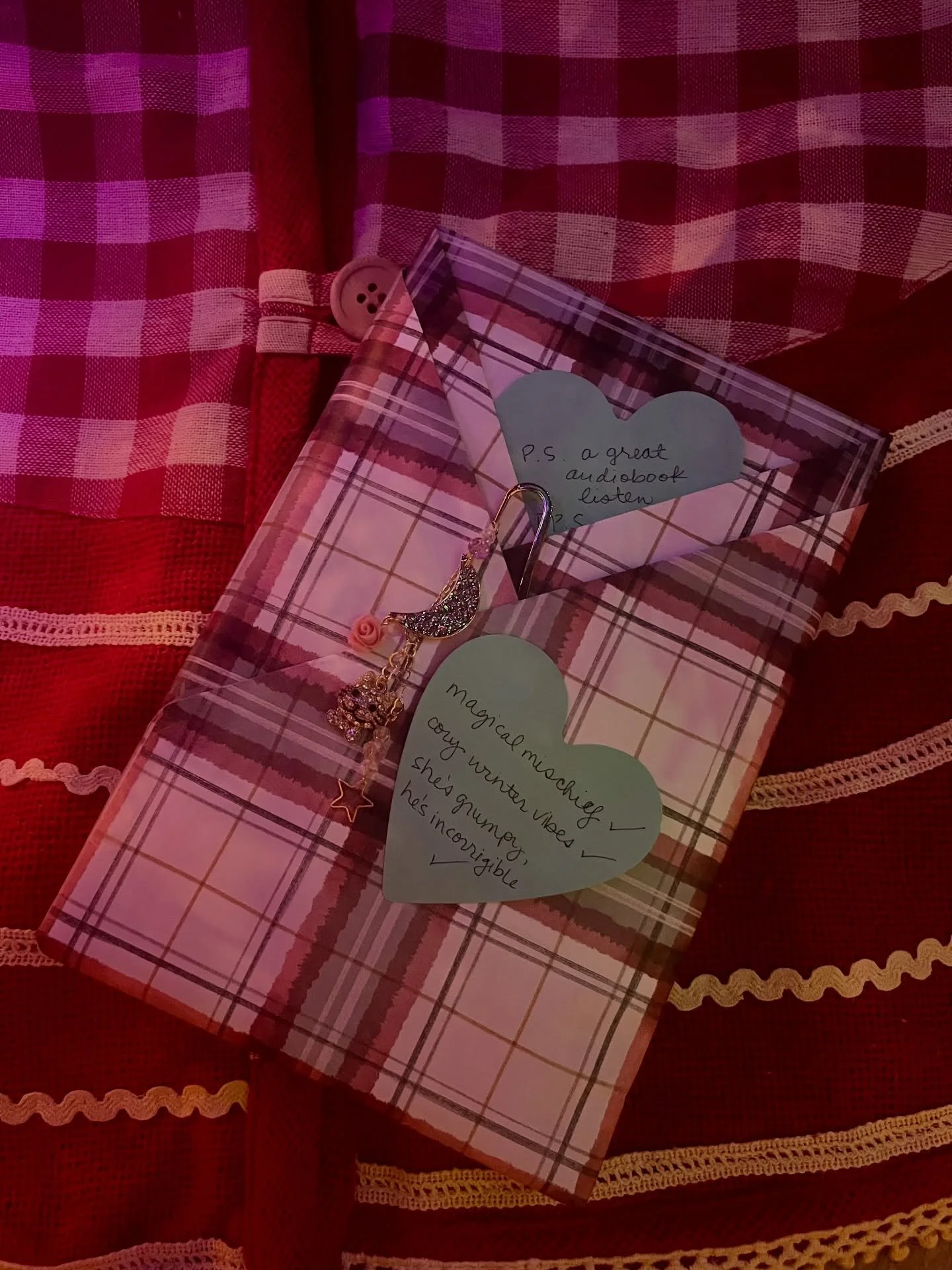 Bookclub holiday book swap! Any guesses which book I brought?? I feel like it&rsquo;s pretty easy to spot if you&rsquo;ve read it 😅 (and if you can read my handwriting&hellip;)

Pretty excited to have brought A Magic Steeped in Poison by Judy I. Lin