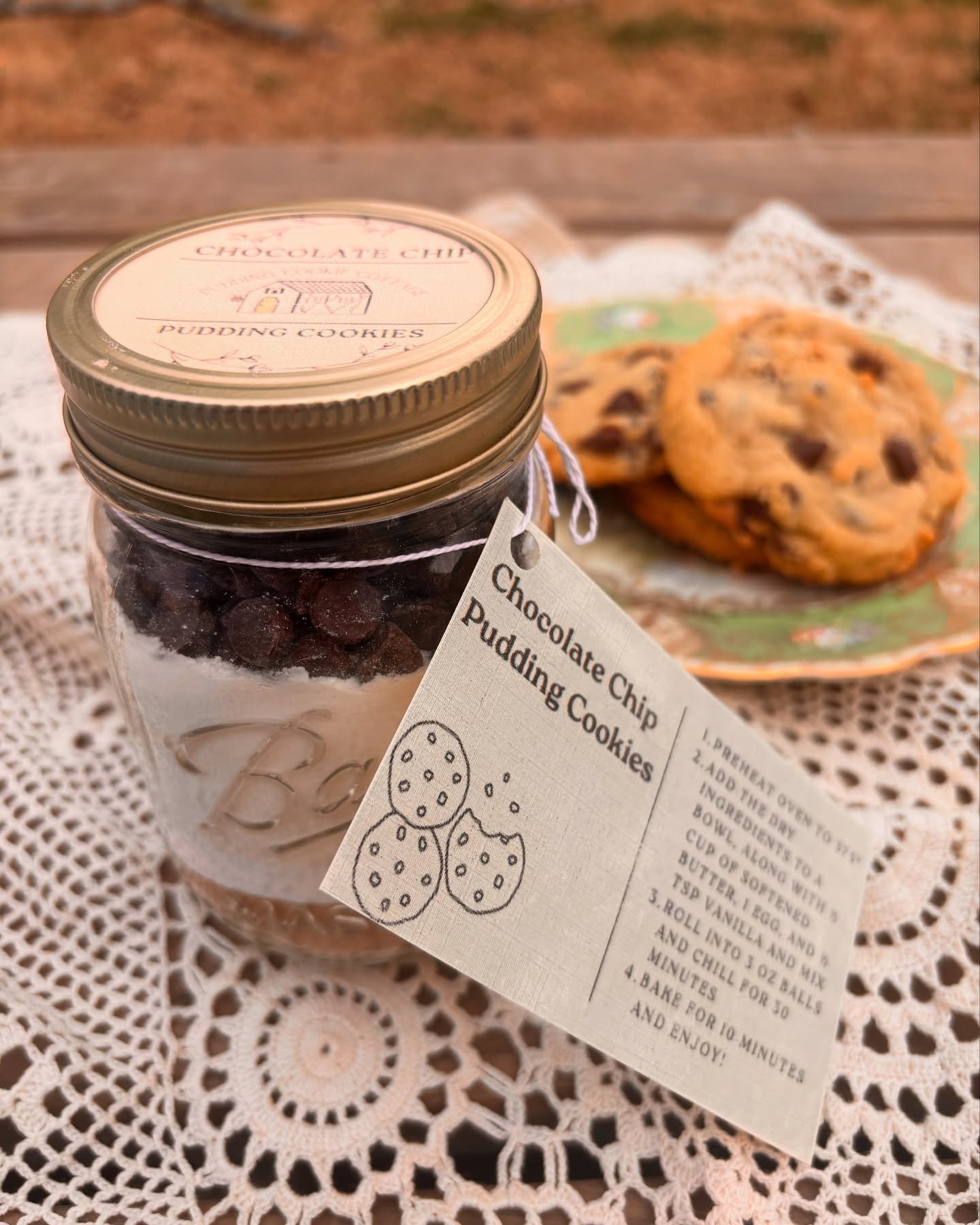 Adorable Chocolate Chip Pudding Cookies in a Jar that I made as wedding favors! Swipe to see what the Bomb Squad thought of my cutie little mason jars at the airport👀✈️
