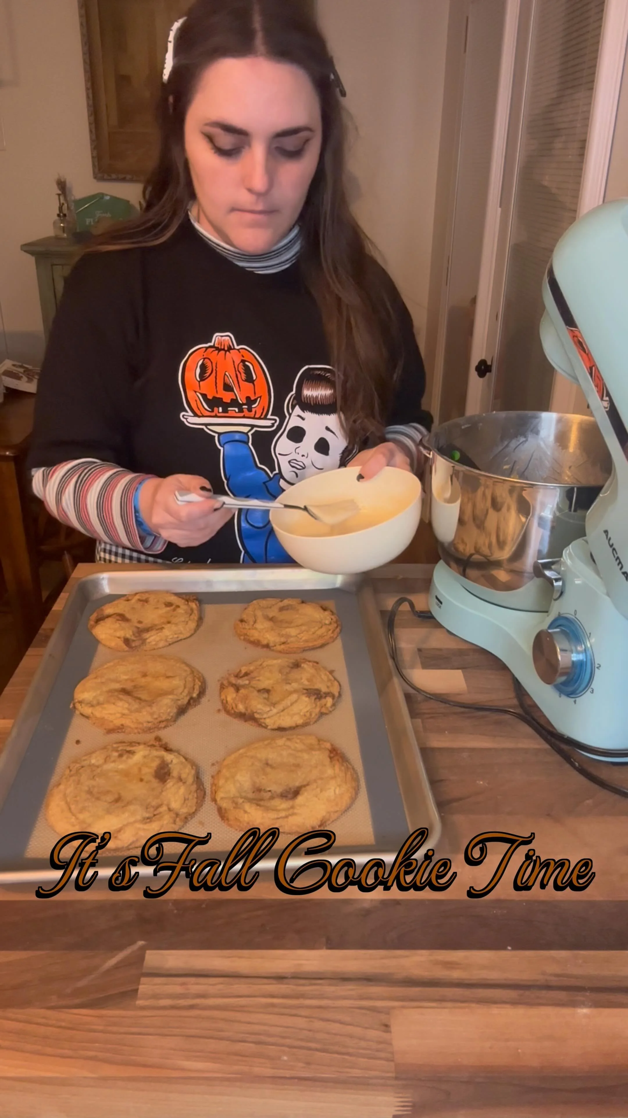 It’s time! 🍁🍂🍪 I love fall so unbelievably much, but one of the main reasons that I do is because of the fall cookie flavors!!!
These Cinnamon Roll cookies that I’m icing are perfect for the season, along with Autumn Brew, The Great