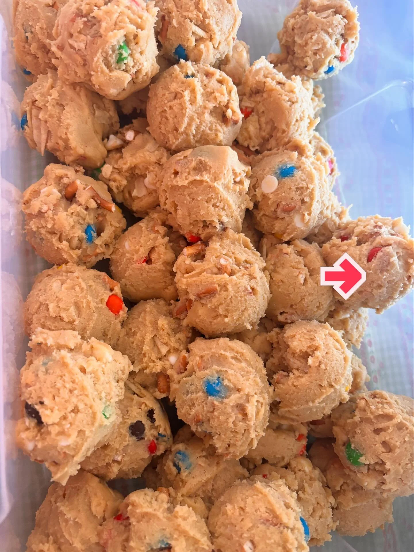 Swipe to bake some Kitchen Sink Pudding Cookies! Stuffed with M&amp;M&rsquo;s, pretzel bits, potato chips, and white chocolate chips🍪