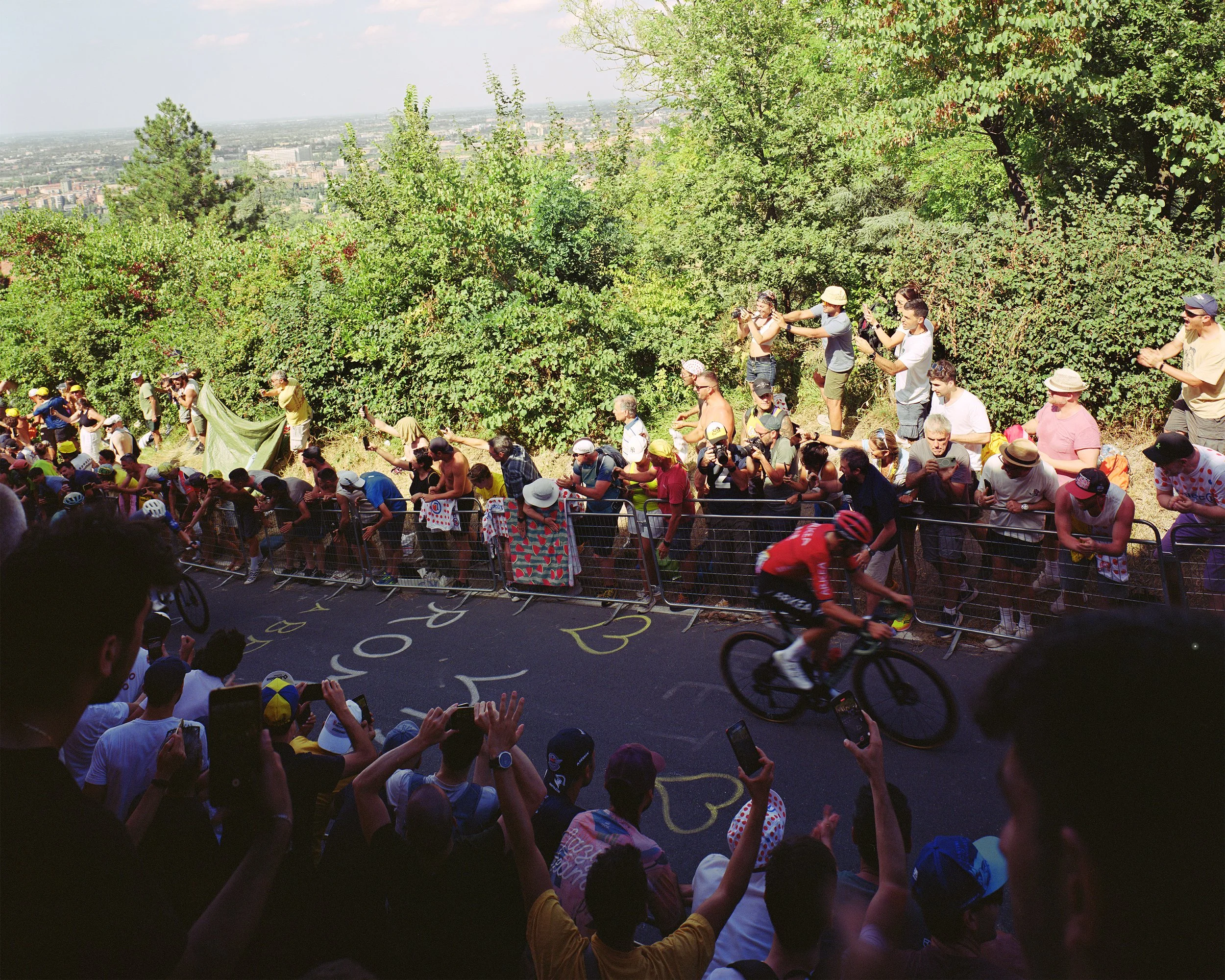 Le Tour III (2023), Archival Pigment Print, 125 x 100 cm, 49,2 x 39,4 Inch