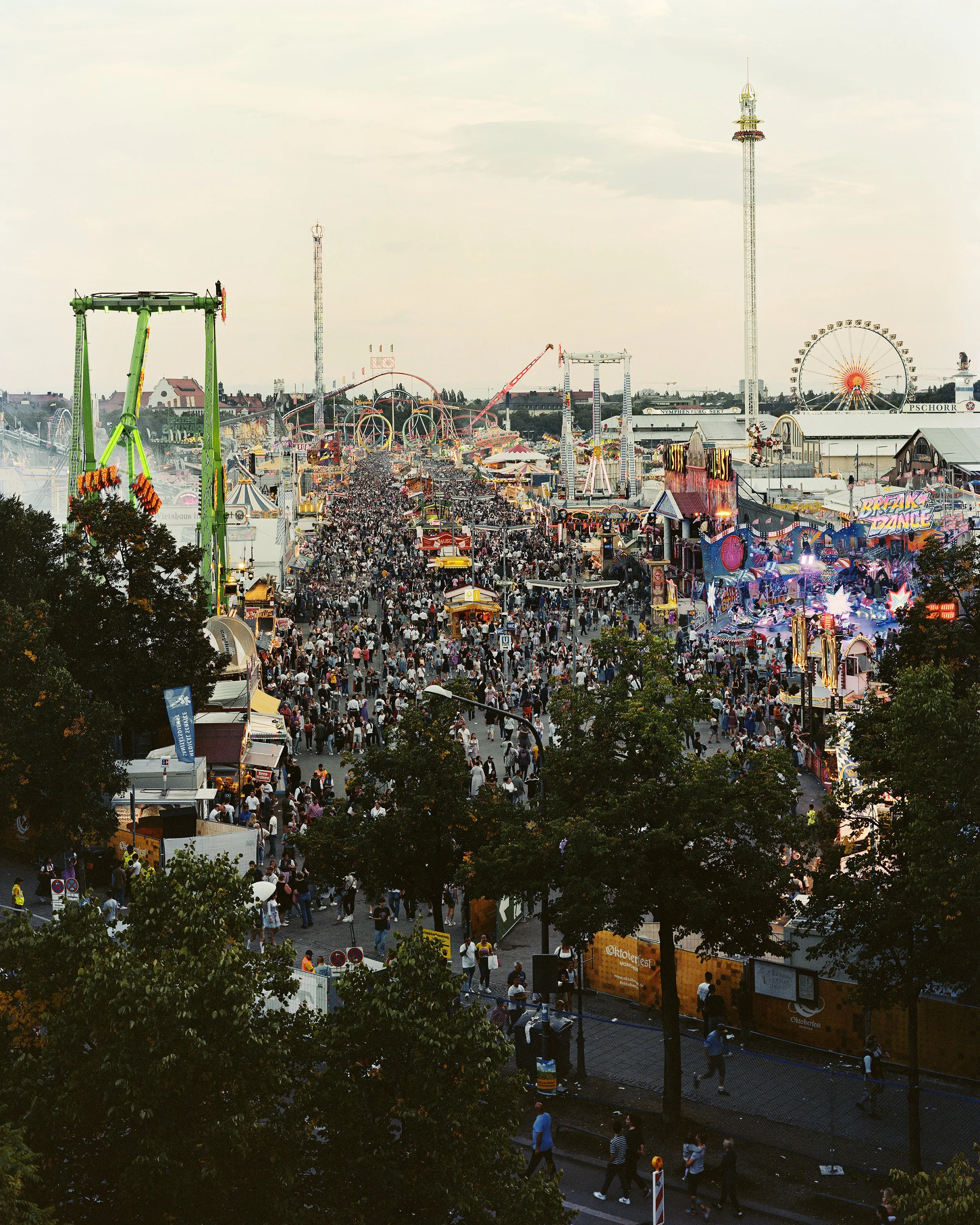 Oktoberfest I (2023), Archival Pigment Print, 100 x 125 cm, 39,4 x 49,2 Inch