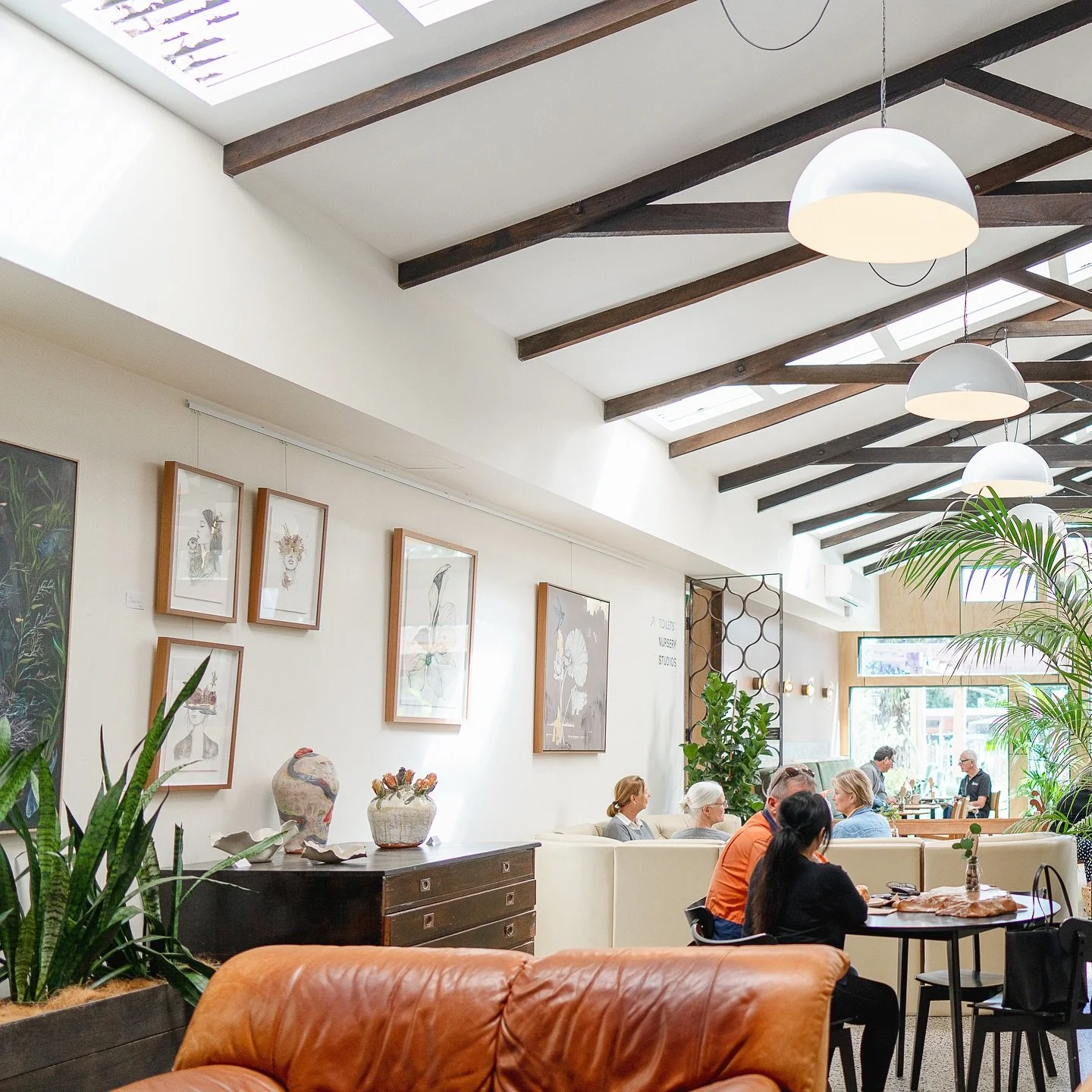 The ambiance that is Derril&hellip; a light filled, lush space adorned with beautiful art from our resident creatives&hellip; @the_studio_and_co 
.
.
#studioandco #derril #cafe #coffee #morningtonpeninsula