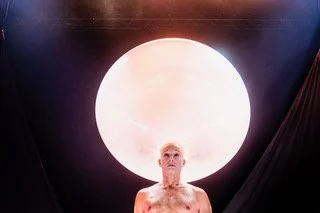 Jan Unestam artist, balanserar vinglas på fiolstråke