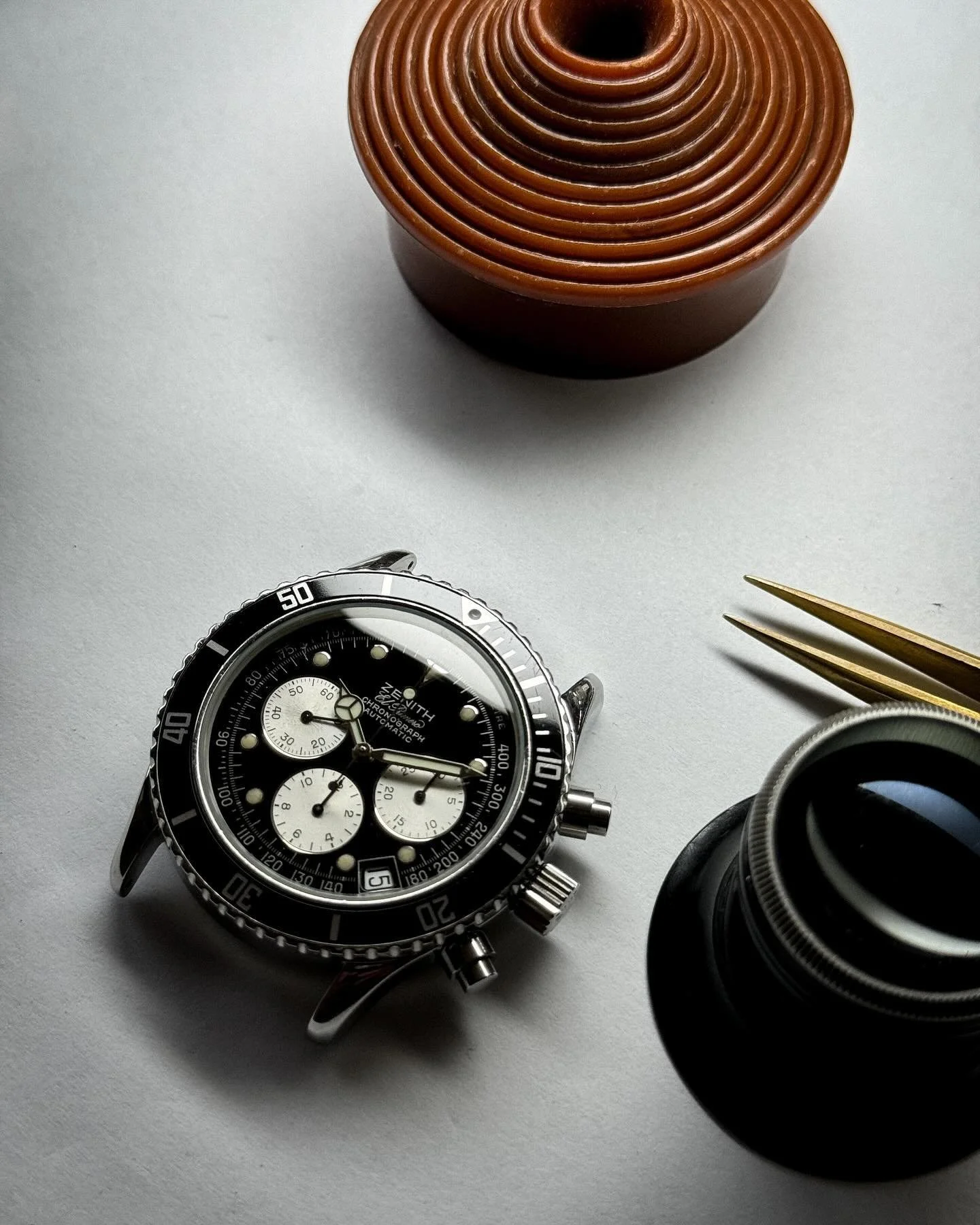 Zoom sur notre derni&egrave;re r&eacute;vision compl&egrave;te. 

Il s&rsquo;agit ici d&rsquo;une Z&eacute;nith De Luca &eacute;quip&eacute;e du c&eacute;l&egrave;bre calibre chronographe El Primero 400 arriv&eacute;e &agrave; l&rsquo;atelier avec se