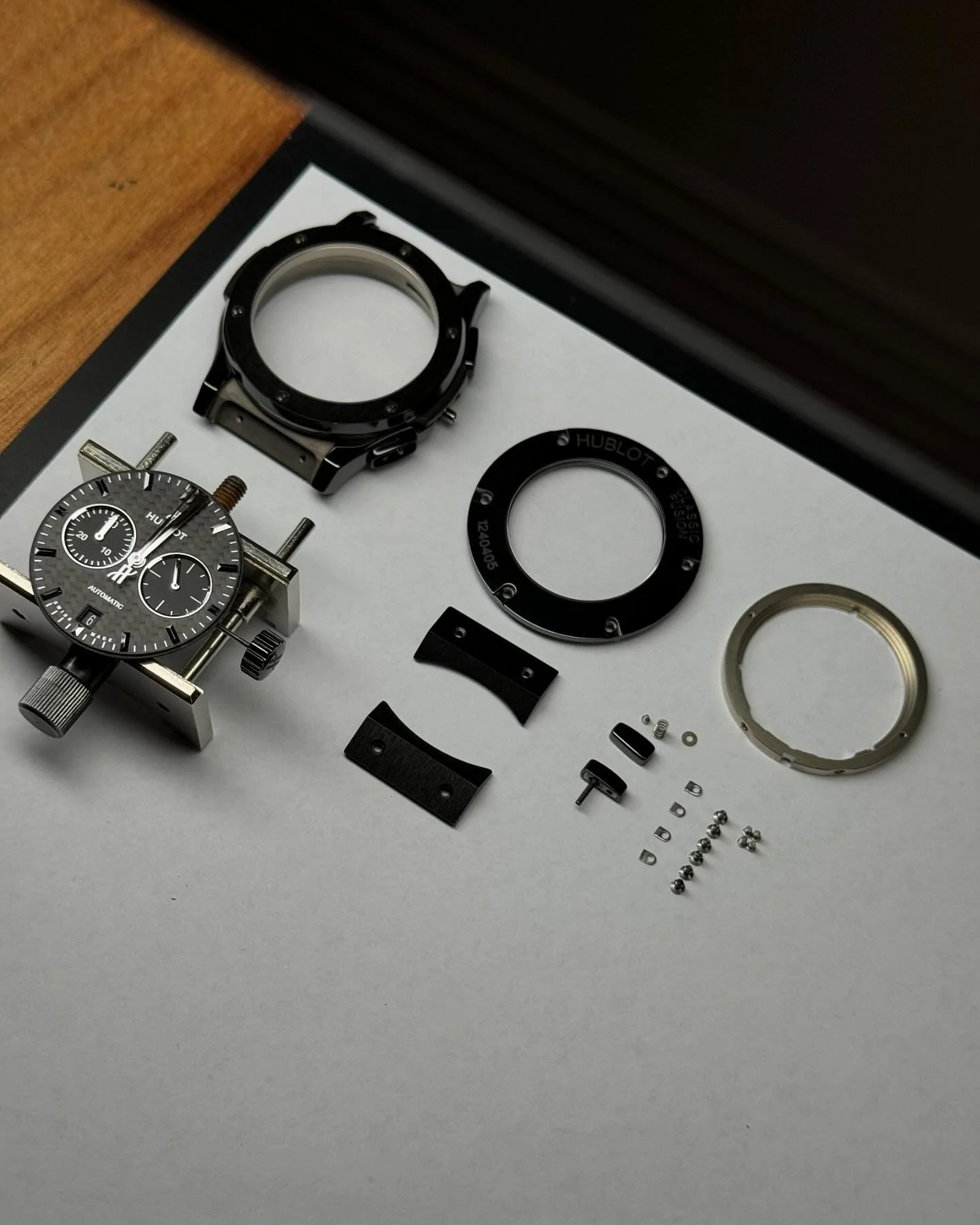 Passer du vintage au moderne avec ce chronographe Hublot Classic Fusion.

Suite &agrave; une mauvaise chute, cette montre est arriv&eacute;e &agrave; l&rsquo;atelier avec un probl&egrave;me de remise &agrave; z&eacute;ro de l&rsquo;aiguille de chrono