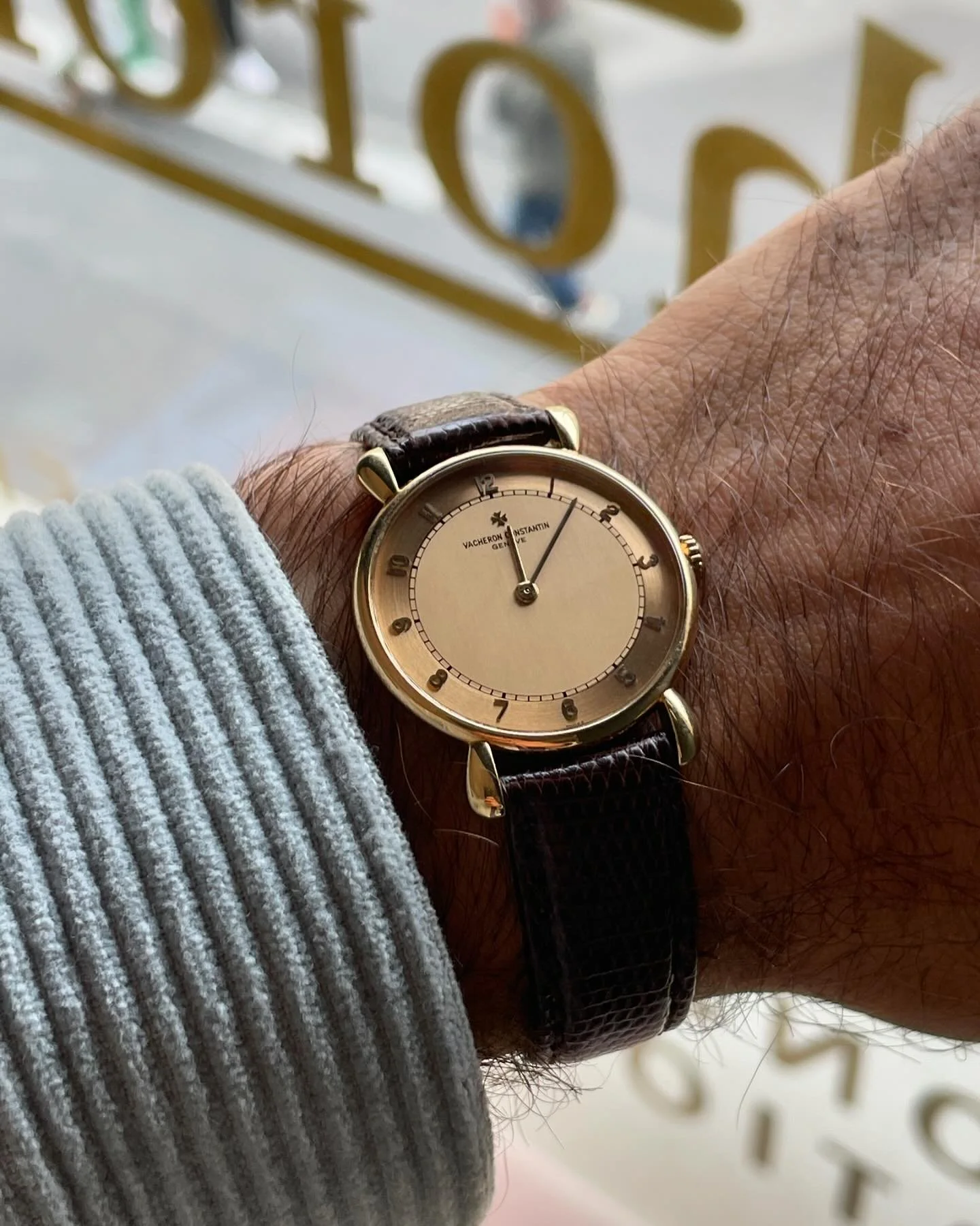 Vous trouverez ici un mod&egrave;le issu de la plus ancienne manufacture horlog&egrave;re (**toujours existante et sans interruption), &agrave; savoir Vacheron Constantin.

Ce garde temps est &eacute;quip&eacute; du c&eacute;l&egrave;bre calibre 1003