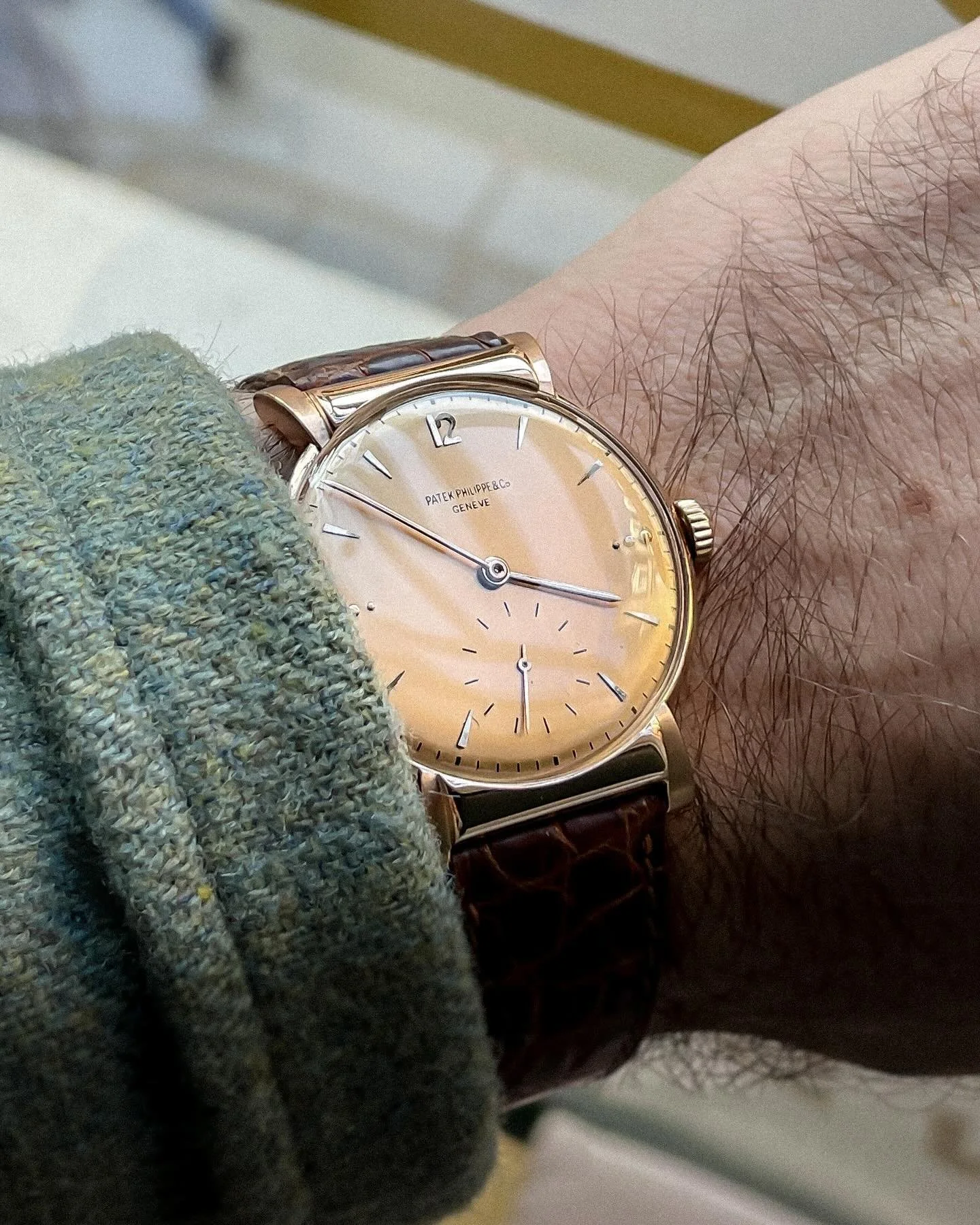 Patek Philippe Calatrava REF.1584 

Avec ses cornes magnifiquement dessin&eacute;es, cette r&eacute;f&eacute;rence des ann&eacute;es 50 brise les codes de la Calatrava traditionnelle. 
Cette pi&egrave;ce s&rsquo;inscrit parfaitement dans la lign&eacu