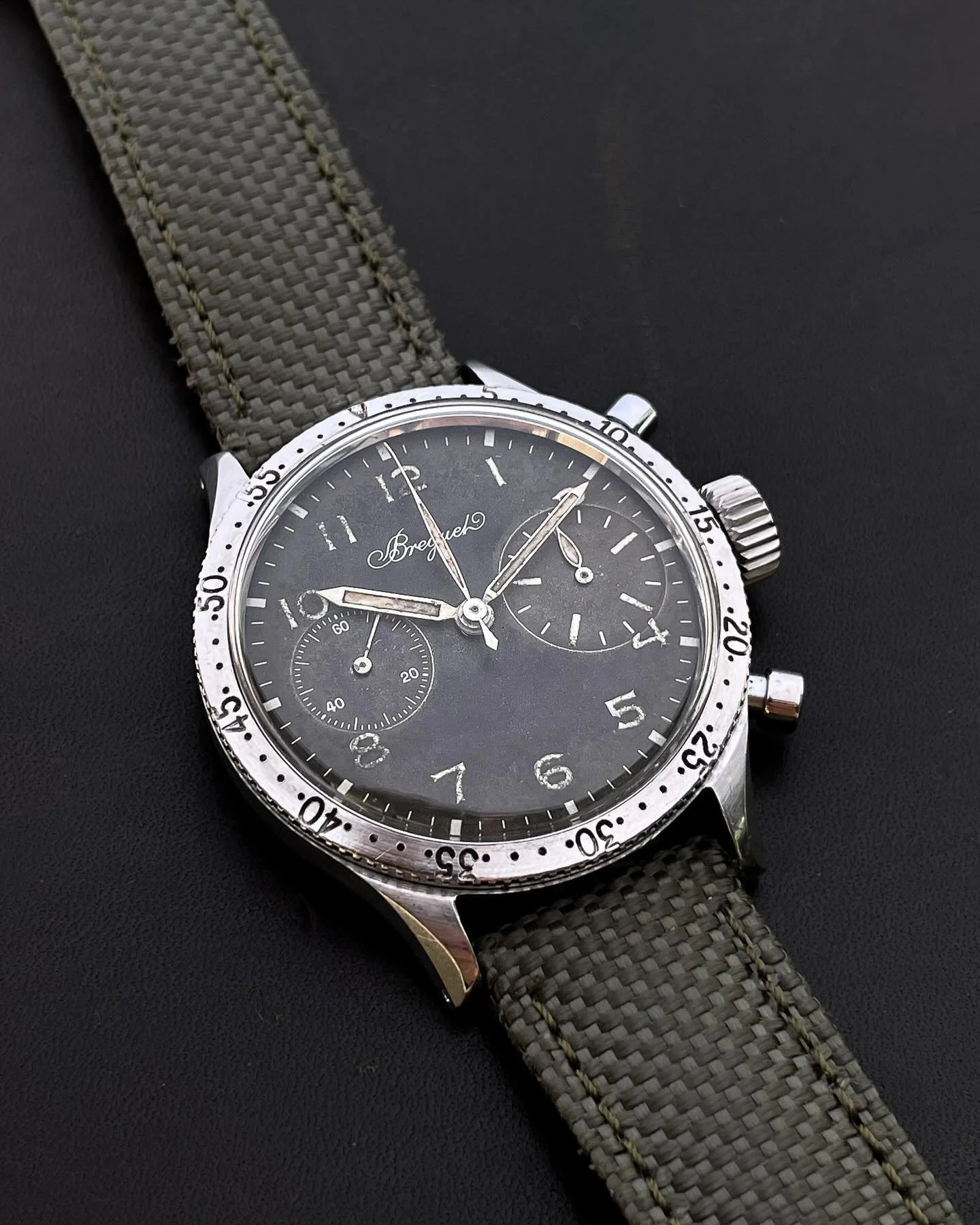 Remise en route et entretien complet pour ce chronographe Breguet Type XX. 

&Eacute;quip&eacute;e du calibre chronographe flyback Valjoux 222, cette montre a &eacute;t&eacute; achet&eacute;e en janvier 1957 par un pilote professionnel d&rsquo;h&eacu