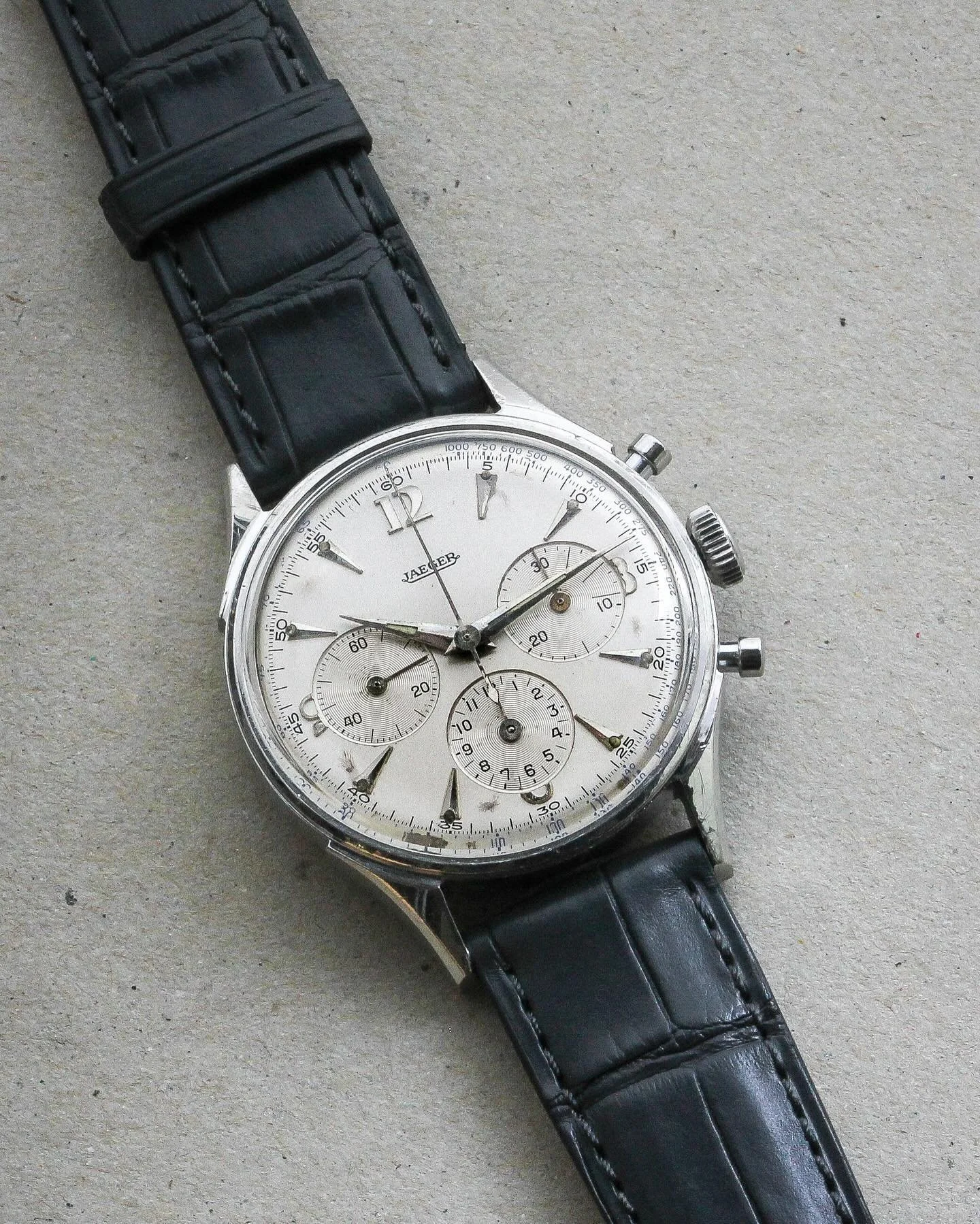 VENDUE 
** Tr&egrave;s heureux de la savoir dans la collection d&rsquo;un passionn&eacute; qui sera lui faire vivre de nouvelles aventures 🫶

Jaeger Chronograph 
Calibre 839h 
Ann&eacute;es 50

#vintagechronograph#vintagewatch#jaegerlecoultre#watchc