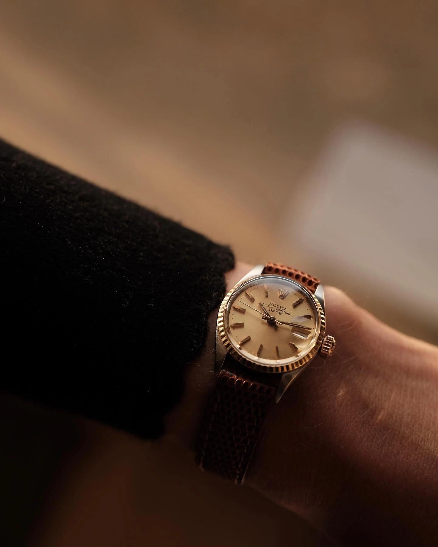 VENDUE 
 
Nouvelle pi&egrave;ce &agrave; vendre chez Horolaj. 

Une tr&egrave;s belle Rolex Date de 1966 avec son bo&icirc;tier Or/acier qui lui donne ce look si particulier. 

&Agrave; la fois discr&egrave;te par sa taille (26mm de diam&egrave;tre) 