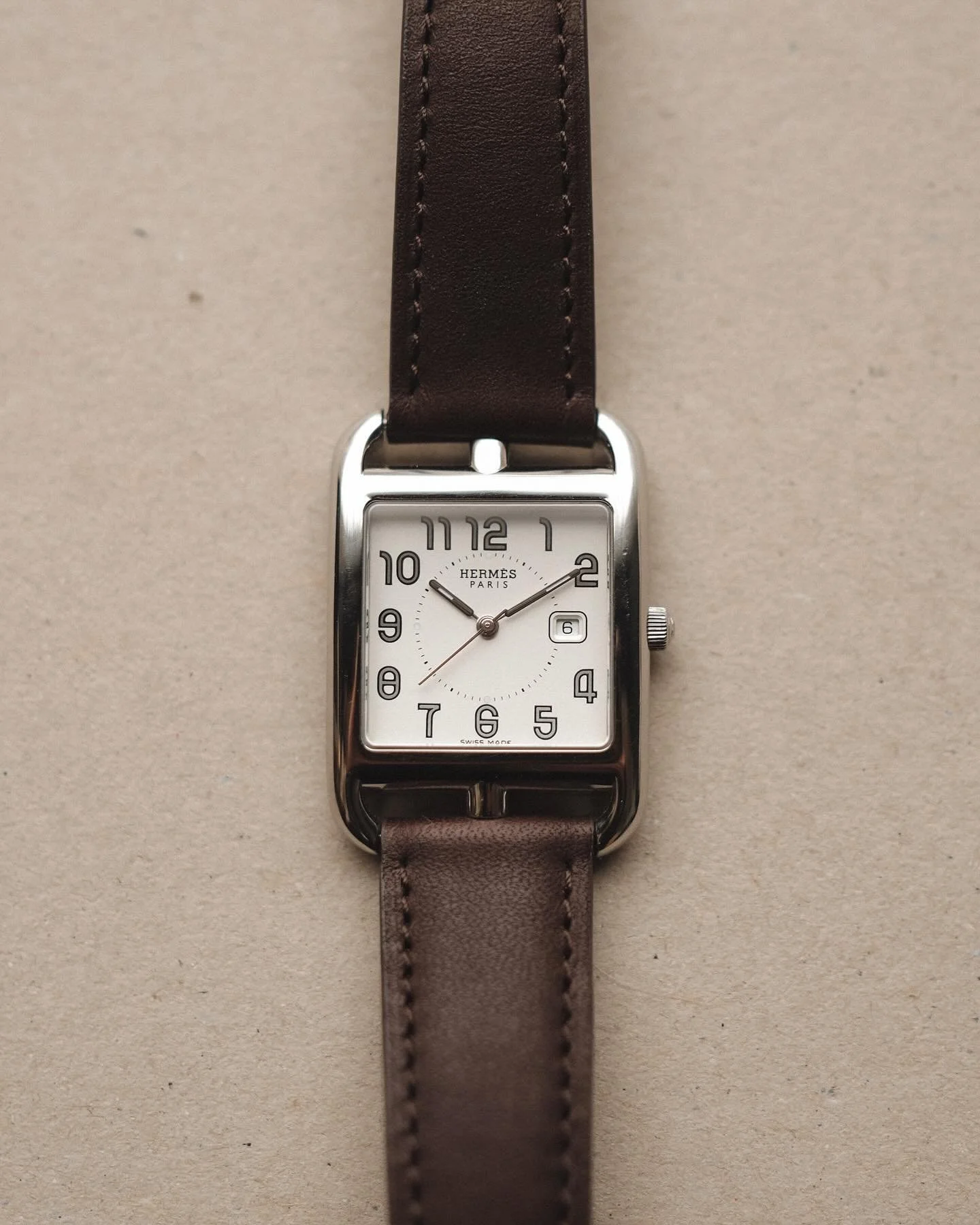 Propos&eacute;e &agrave; la vente. 

Herm&egrave;s Cape Cod 
Mouvement quartz 
Bo&icirc;tier acier 37mm x 29mm

1800&euro;