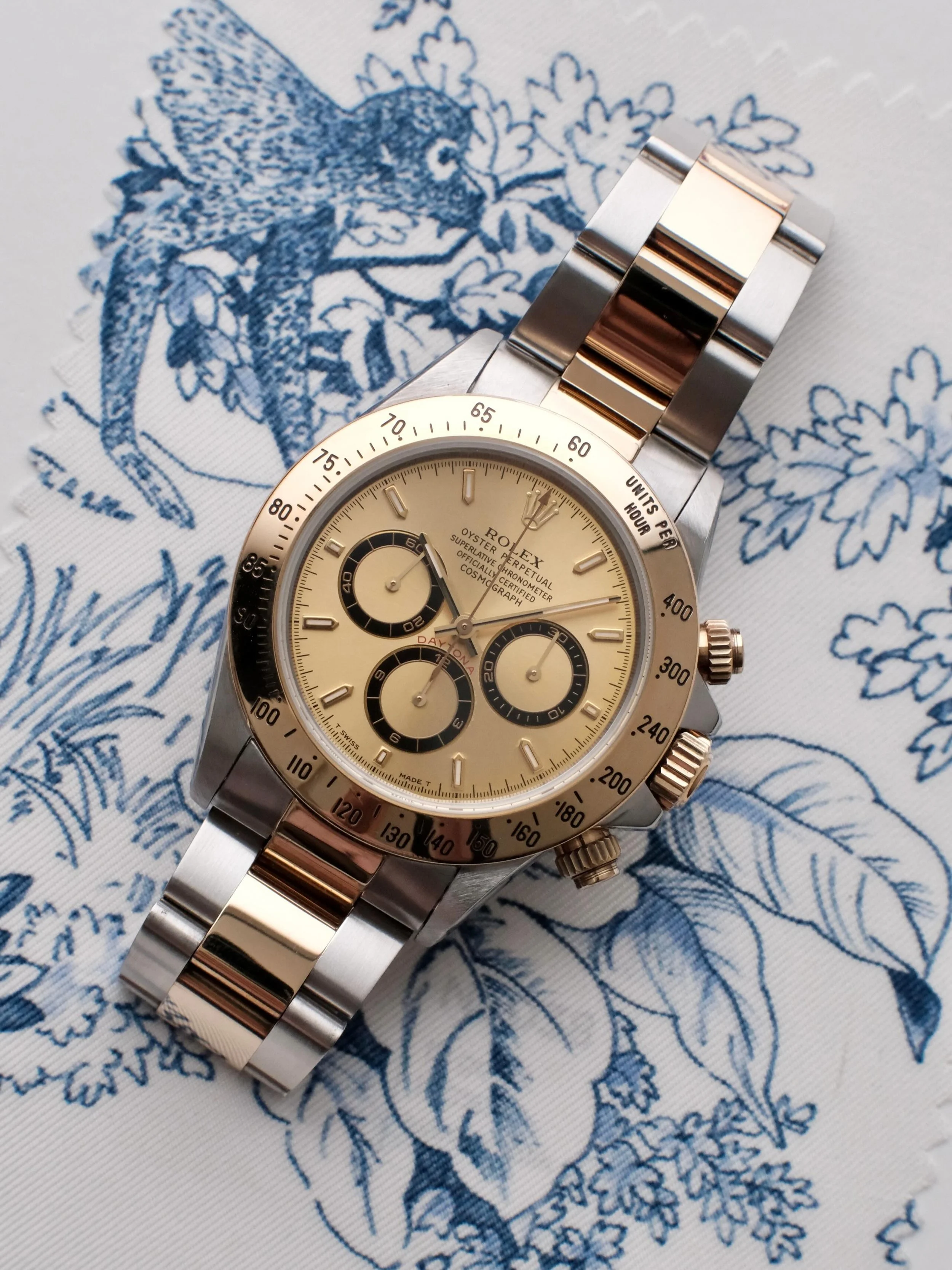 &Agrave; vendre &ndash; Rolex Daytona 16523 or et acier
Parfait pour parader sur la plage ce chronographe automatique de 40mm pr&eacute;sente des proportions tr&egrave;s r&eacute;ussies. Il est assez fin et on l&rsquo;oublierait presque au poignet. E